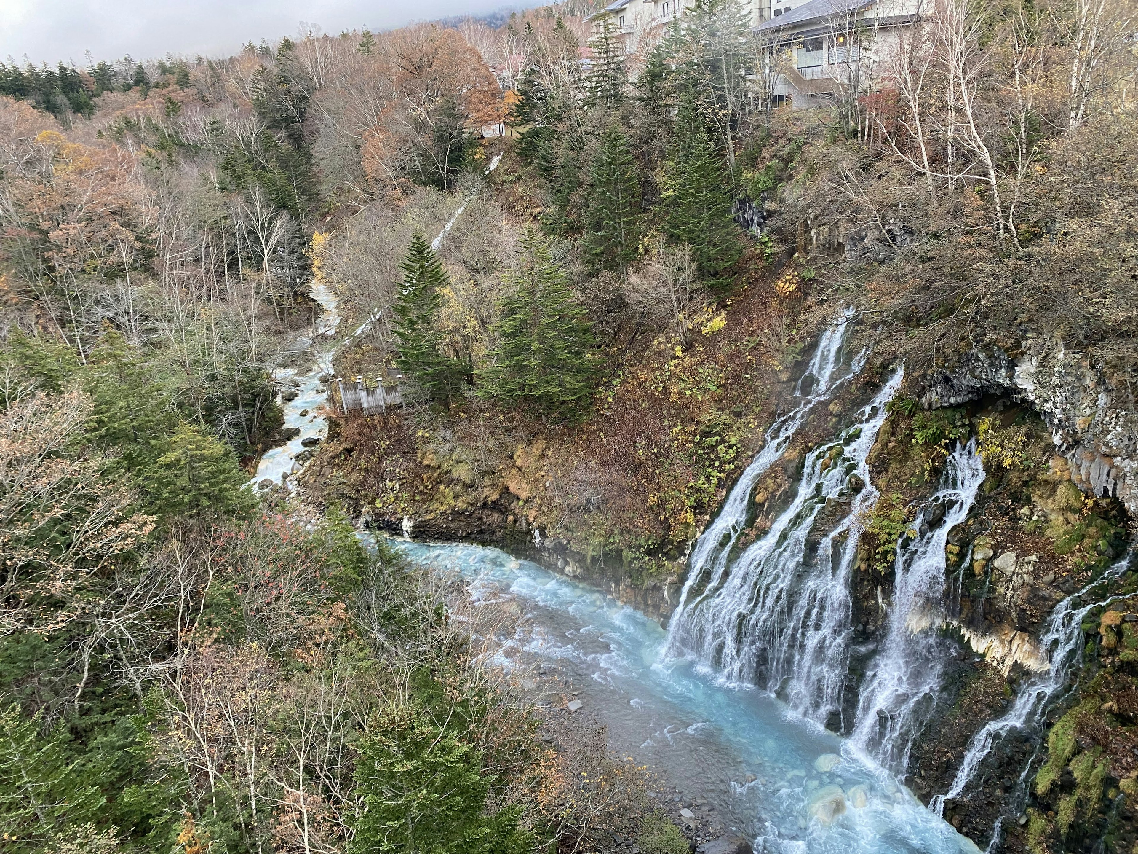 Pemandangan alam dengan sungai biru dan air terjun