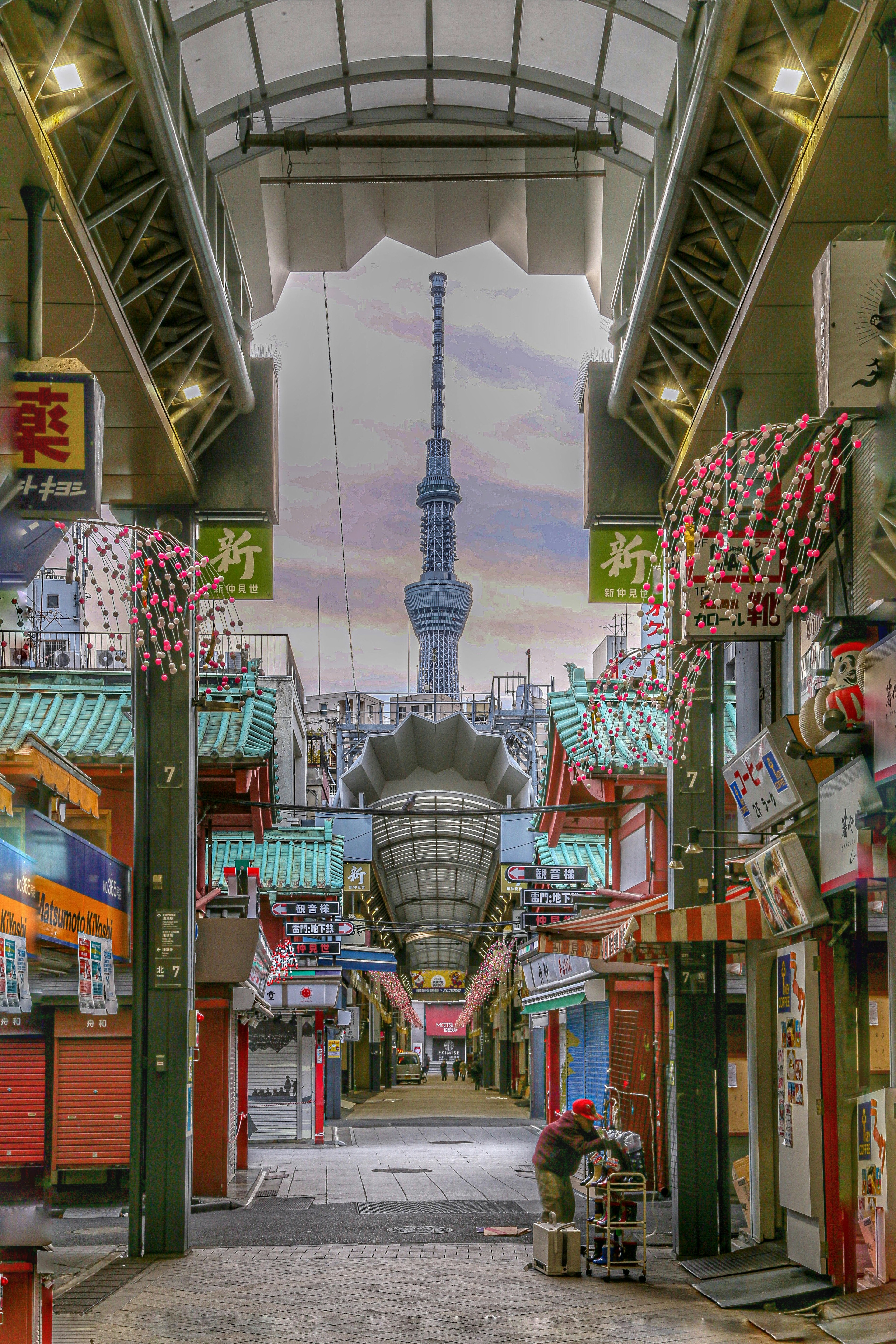 Vue de la Tokyo Skytree depuis une rue commerçante animée