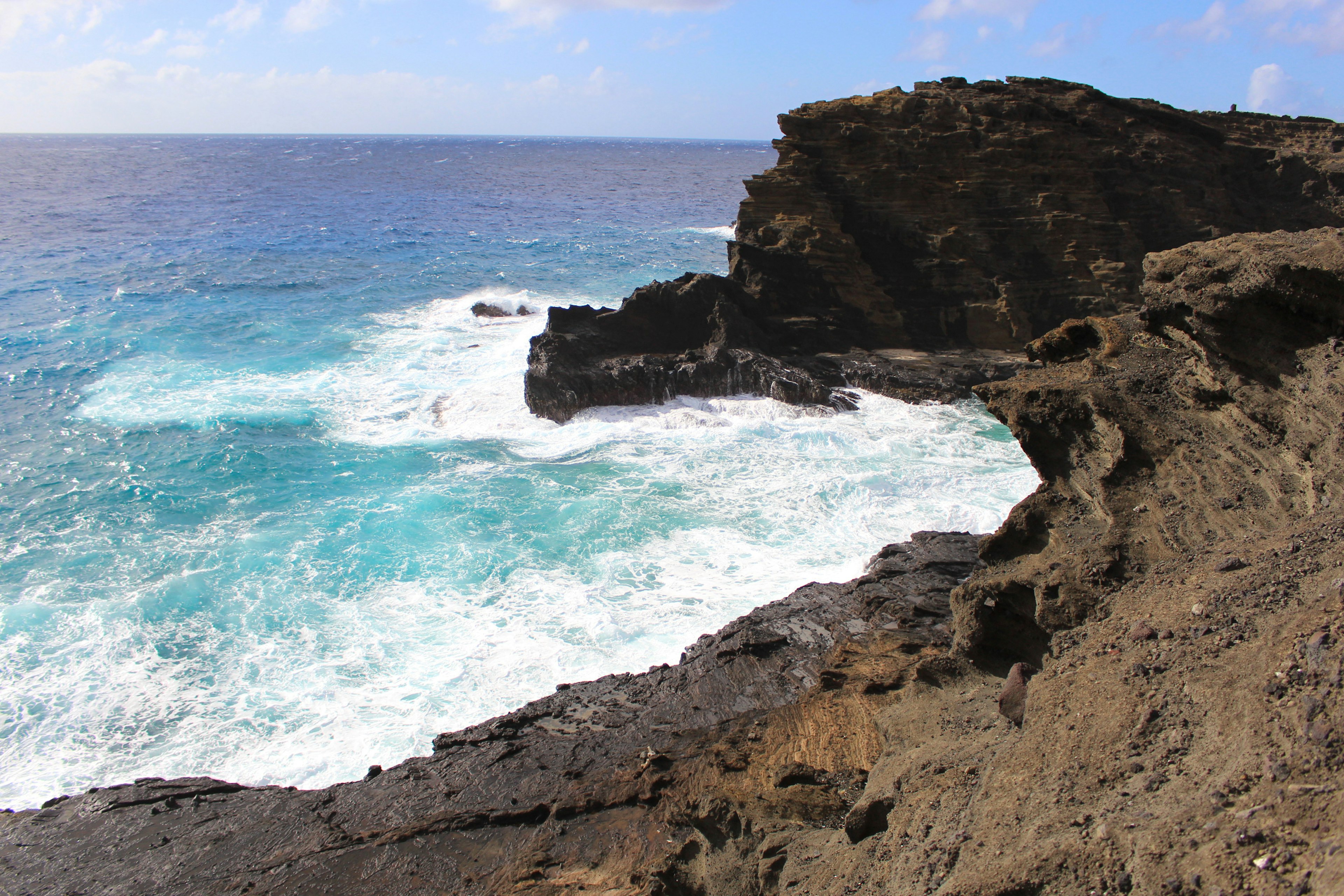 Panoramablick auf eine Felsenküste mit blauen Ozeanwellen