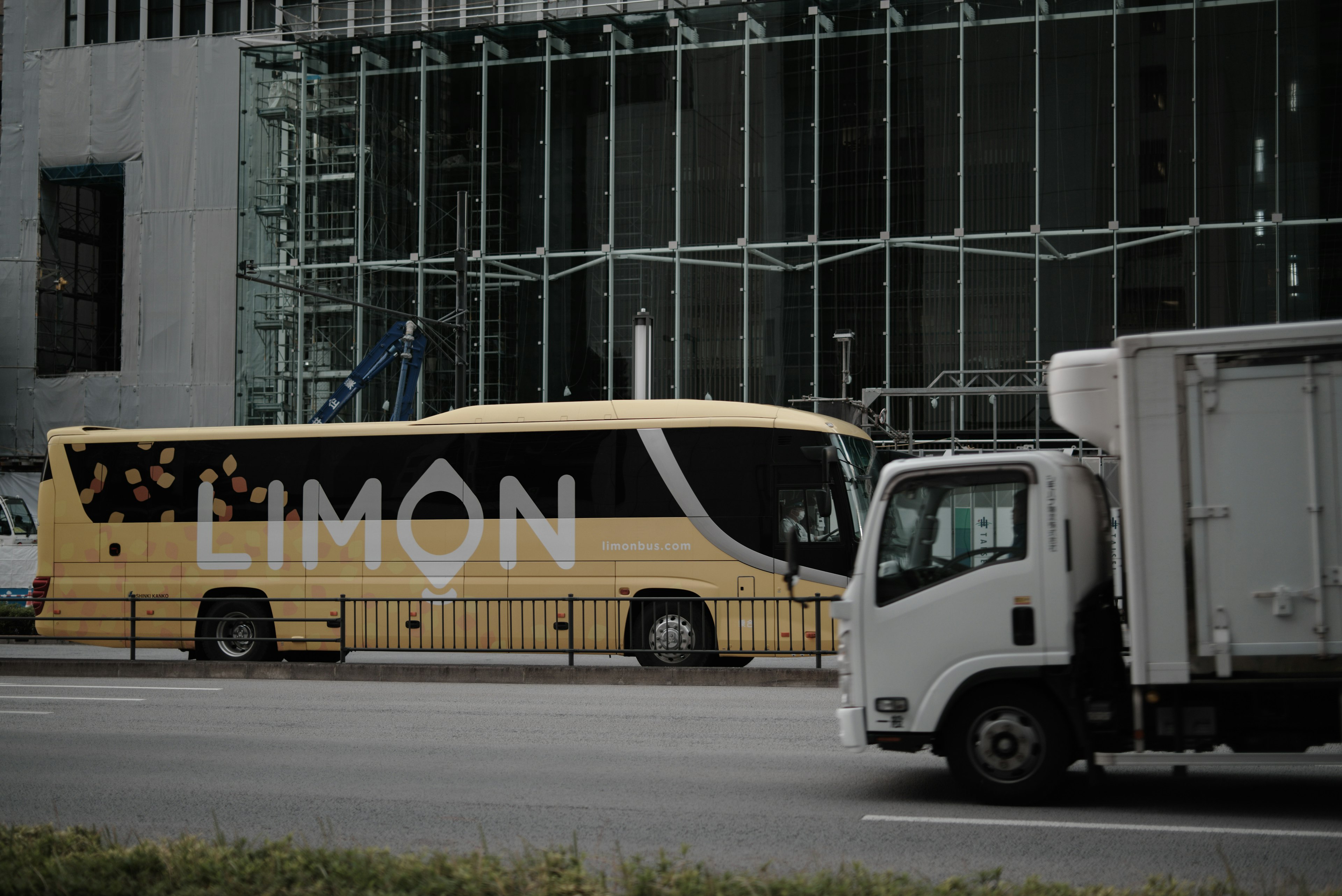 城市背景中带有'LIMON'标志的黄色公交车