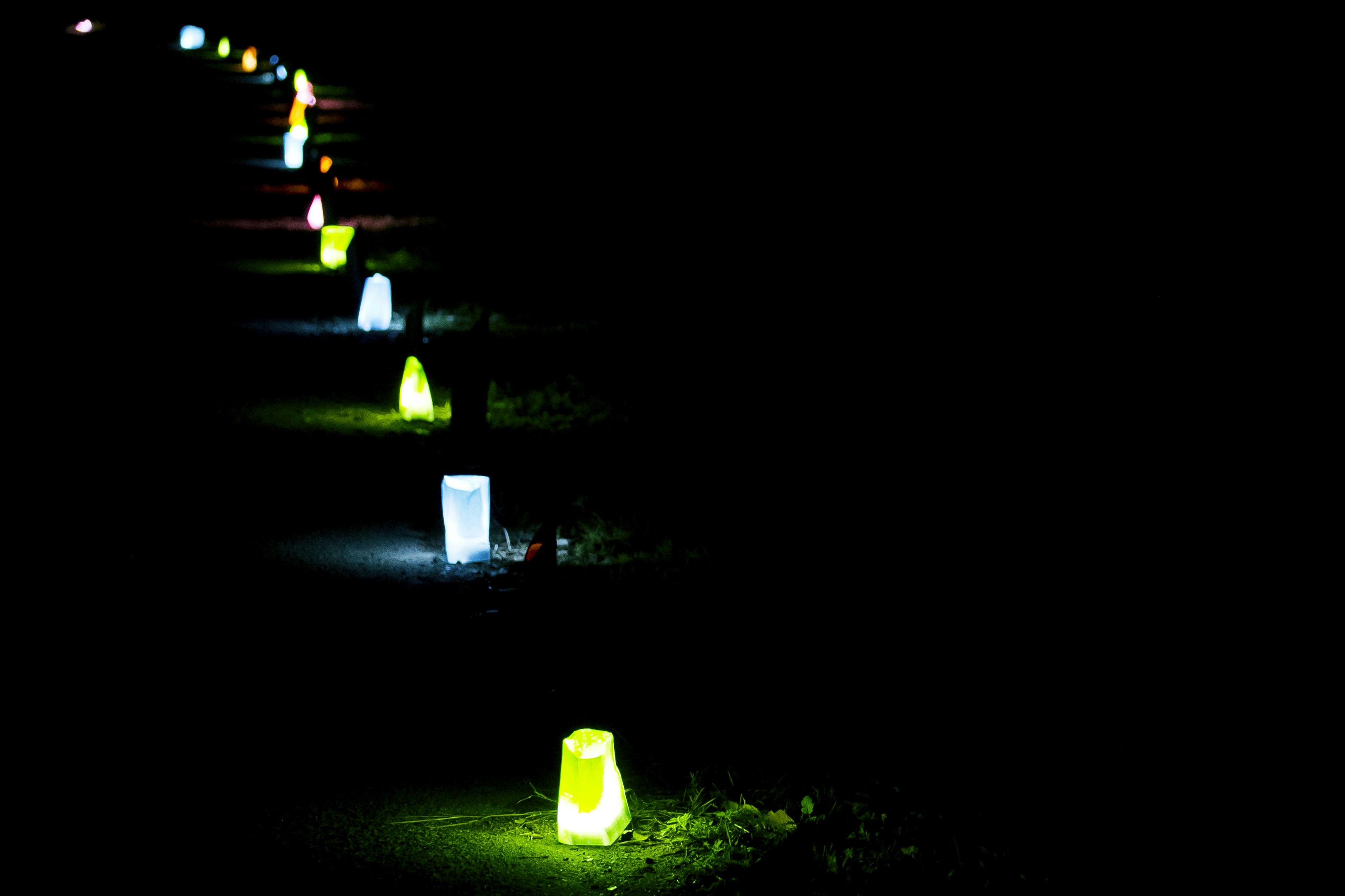 Lanterne colorées alignées dans l'obscurité