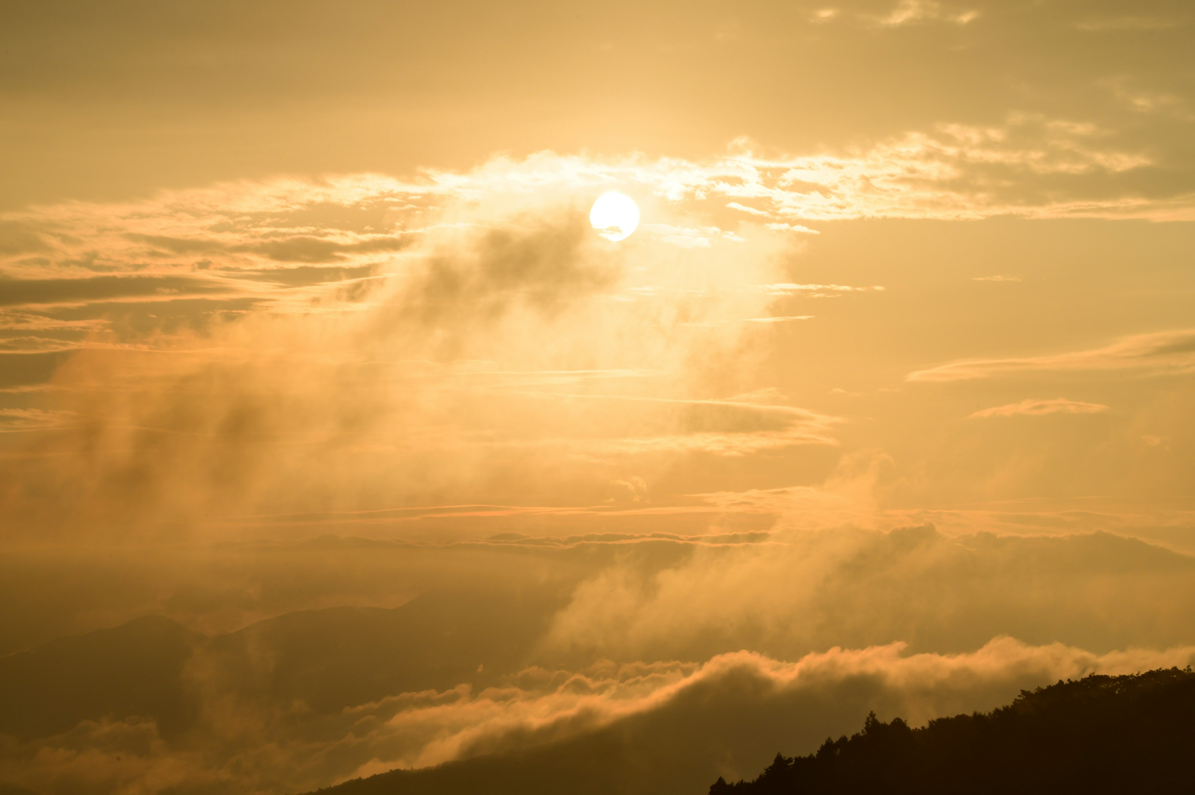 Un paesaggio bellissimo con luce soffusa e nuvole al tramonto