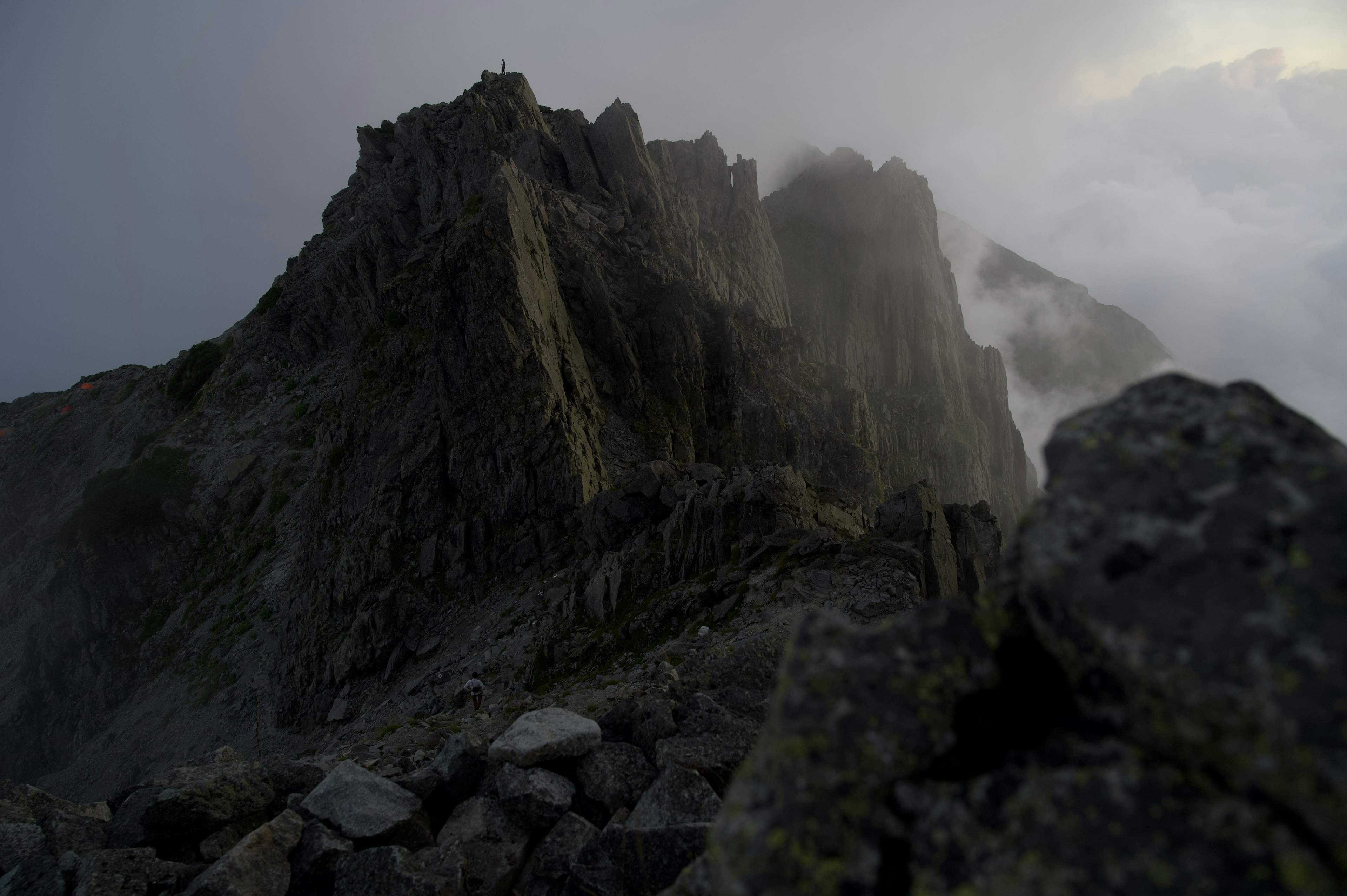 Un sommet de montagne escarpé enveloppé de brume