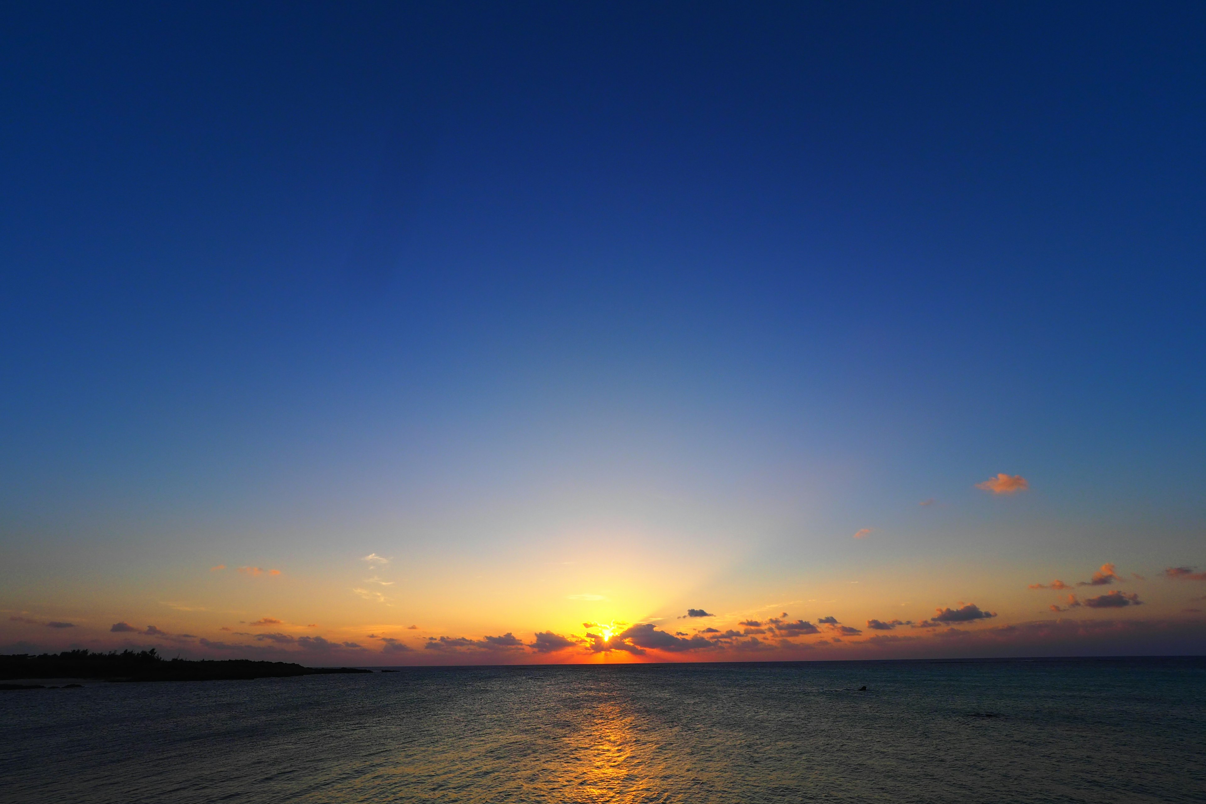 海洋上的日落与清澈的蓝天