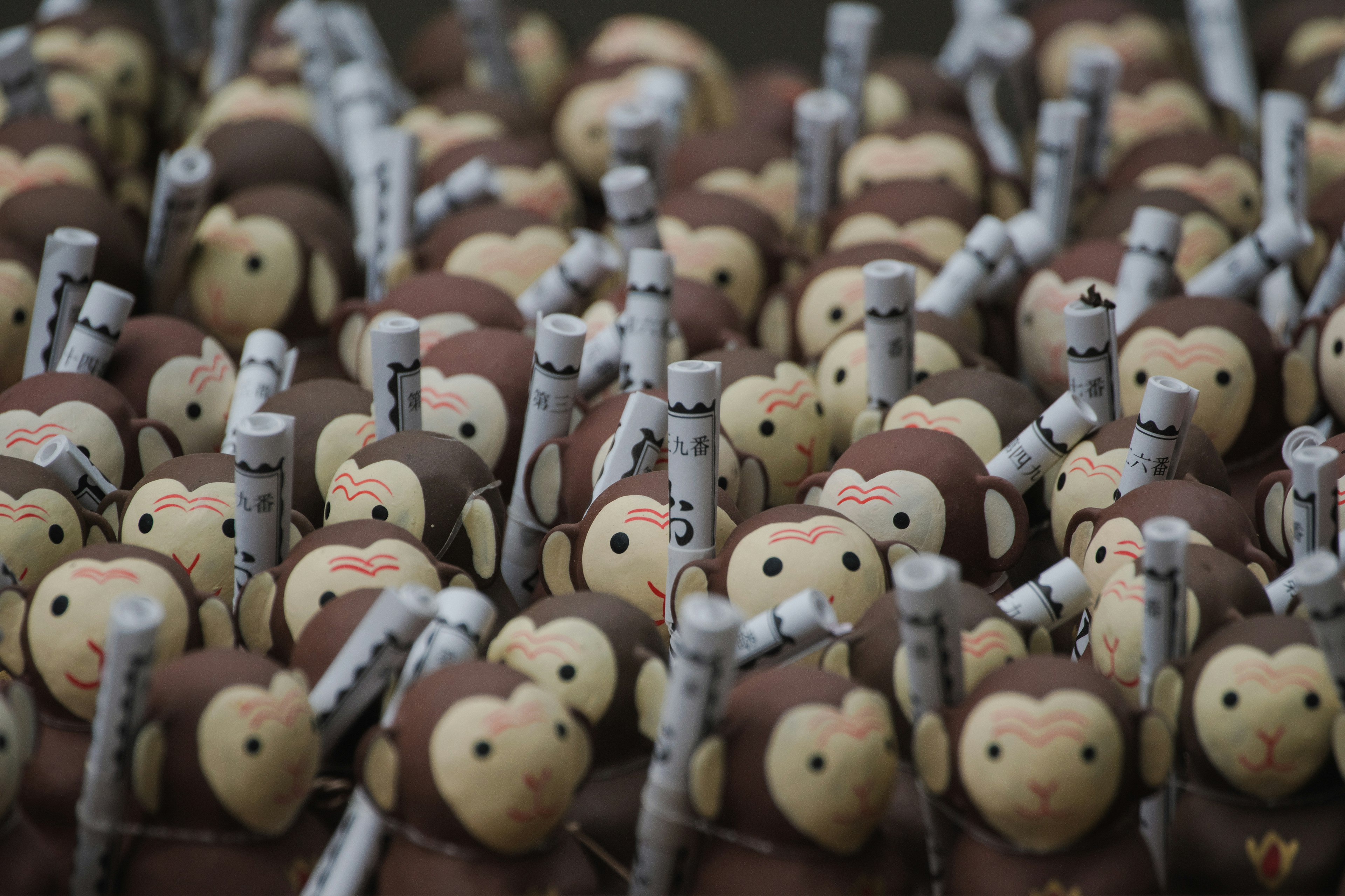 Une collection de figurines de singes avec des bâtons dans une foule