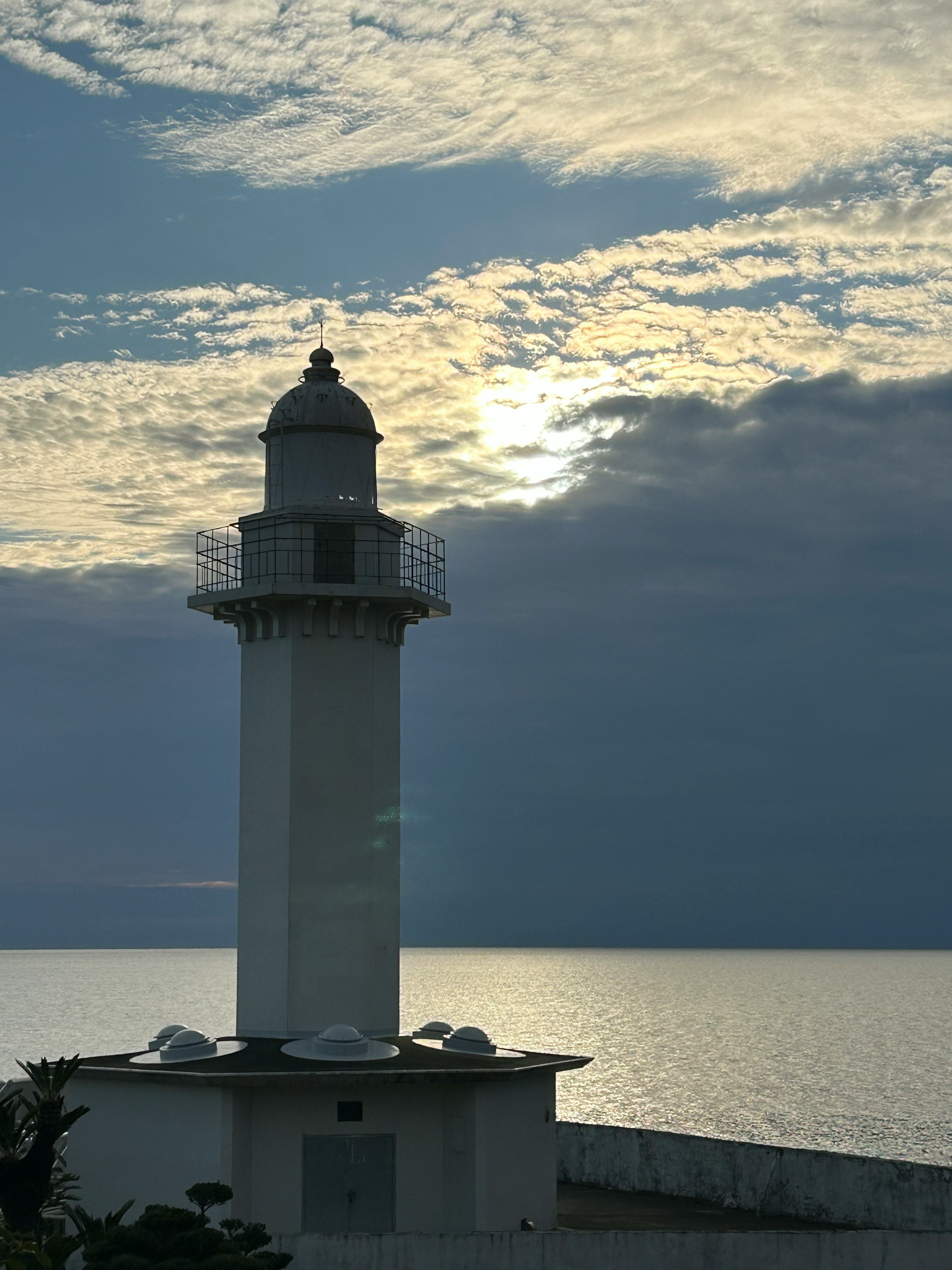 Faro junto al mar bajo un cielo nublado