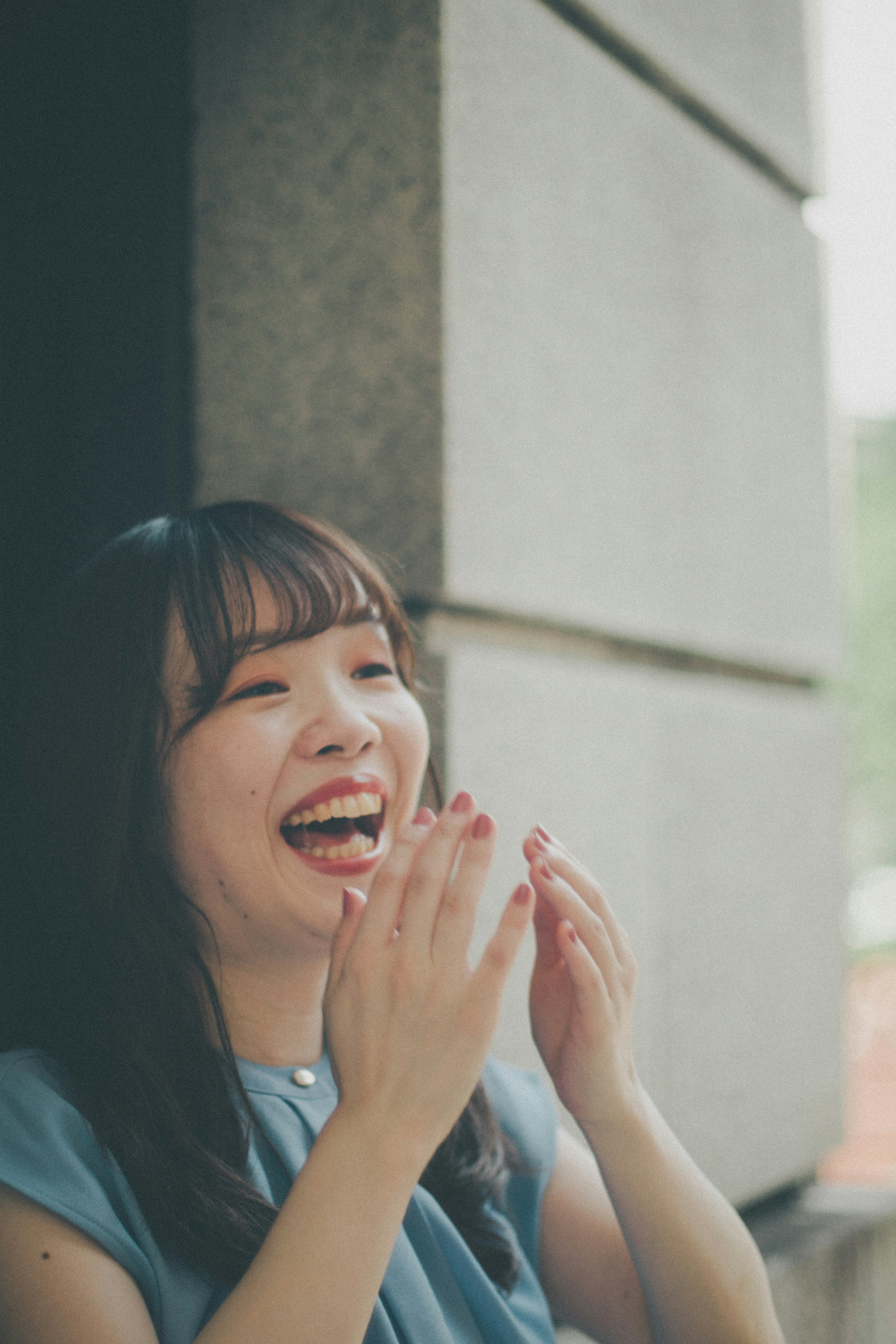 Retrato de una mujer riendo alegremente