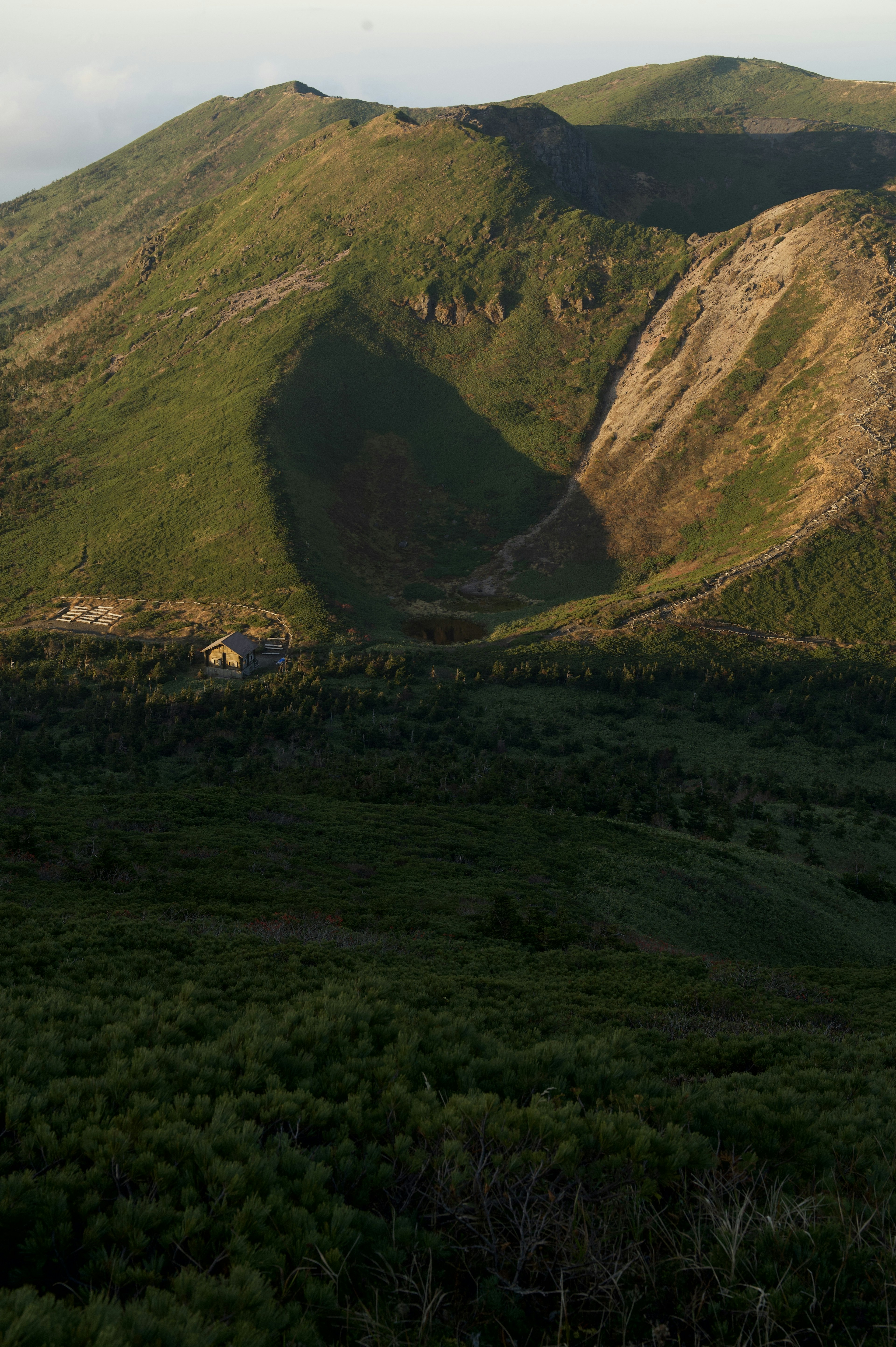 緑豊かな山々と影を持つ斜面の風景