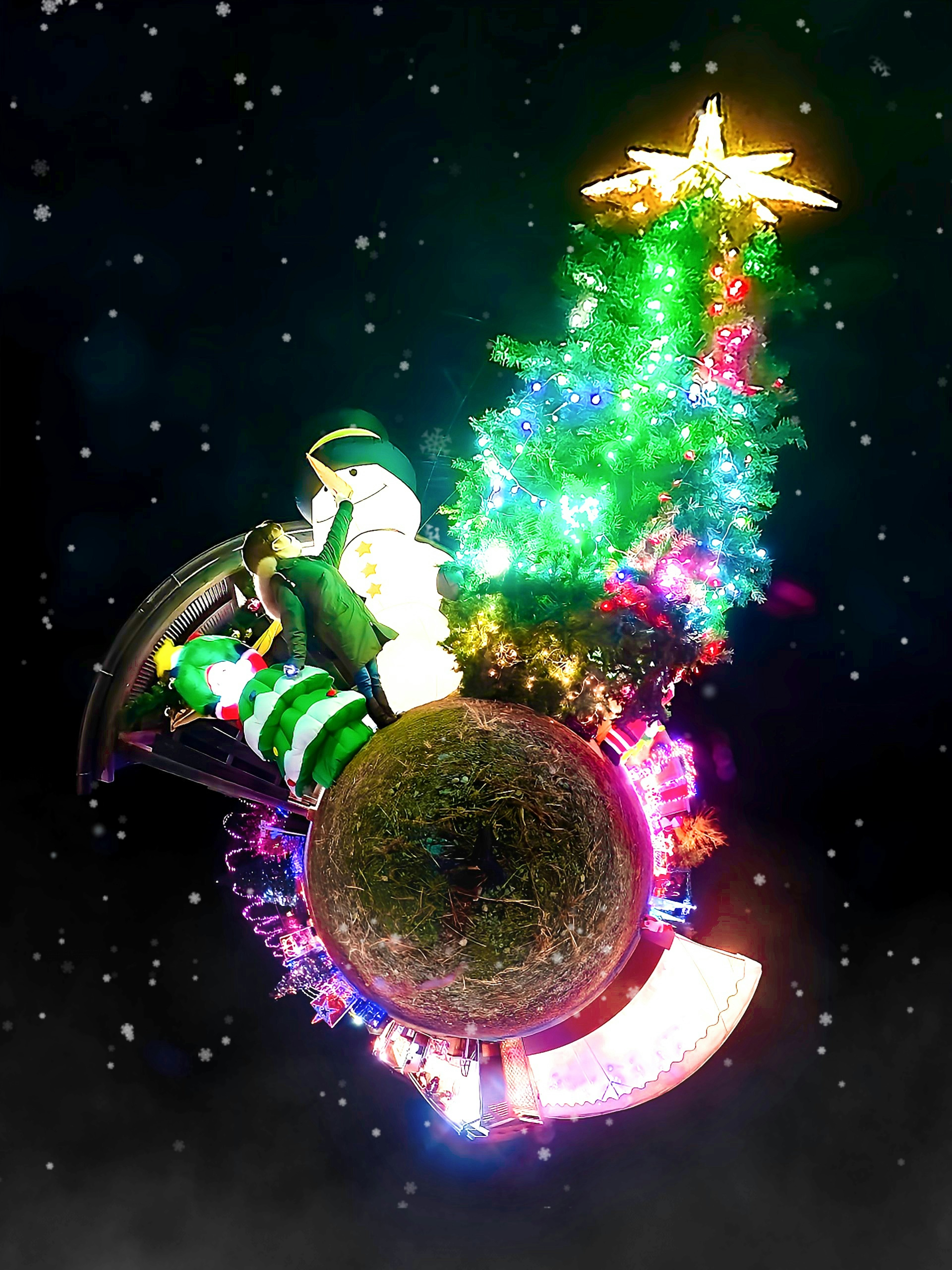 Lebendiger Weihnachtsbaum mit funkelndem Stern im Weltraum auf einem kleinen Planeten