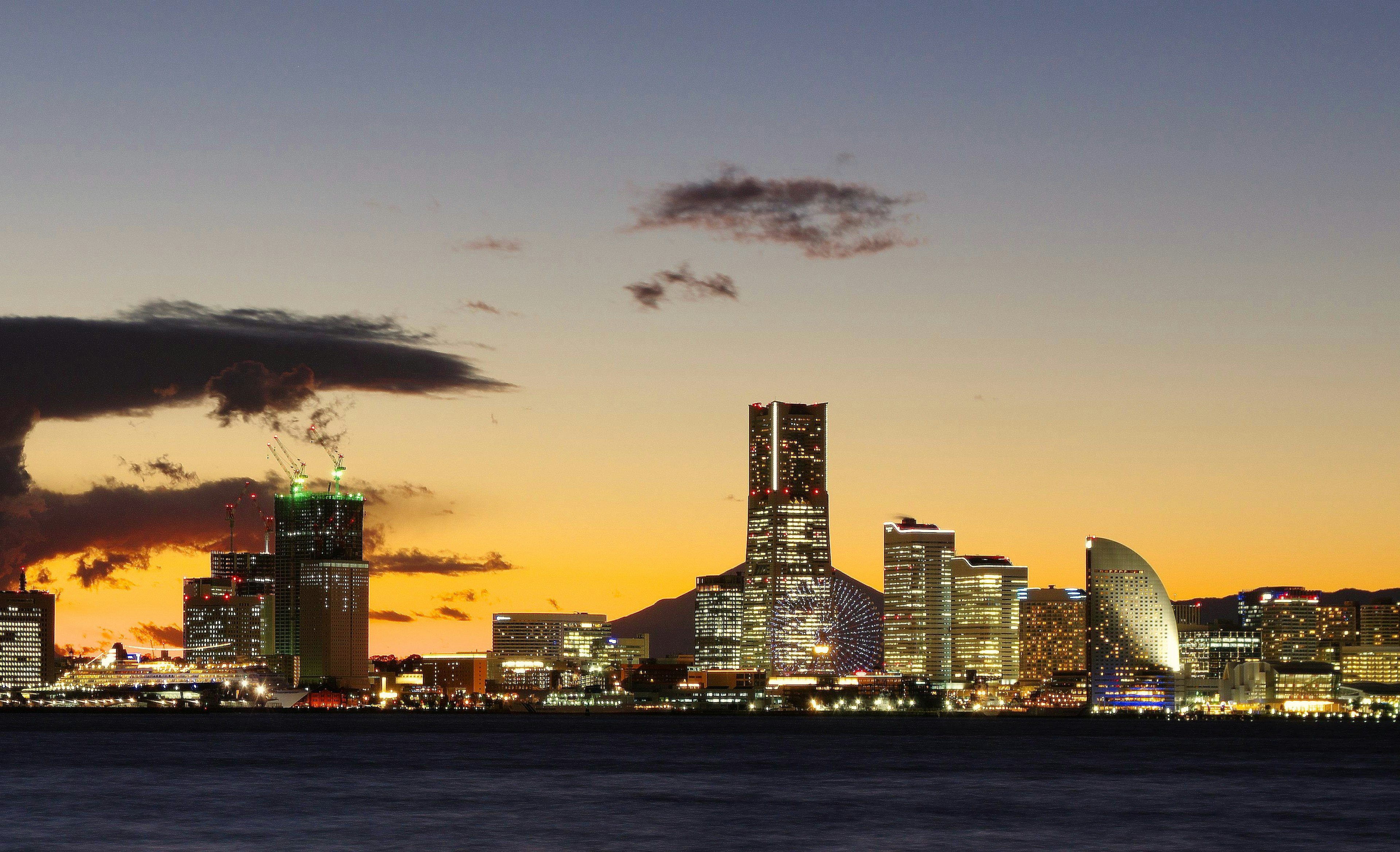 Stadt-Skyline bei Sonnenuntergang mit schönem orangefarbenen Himmel