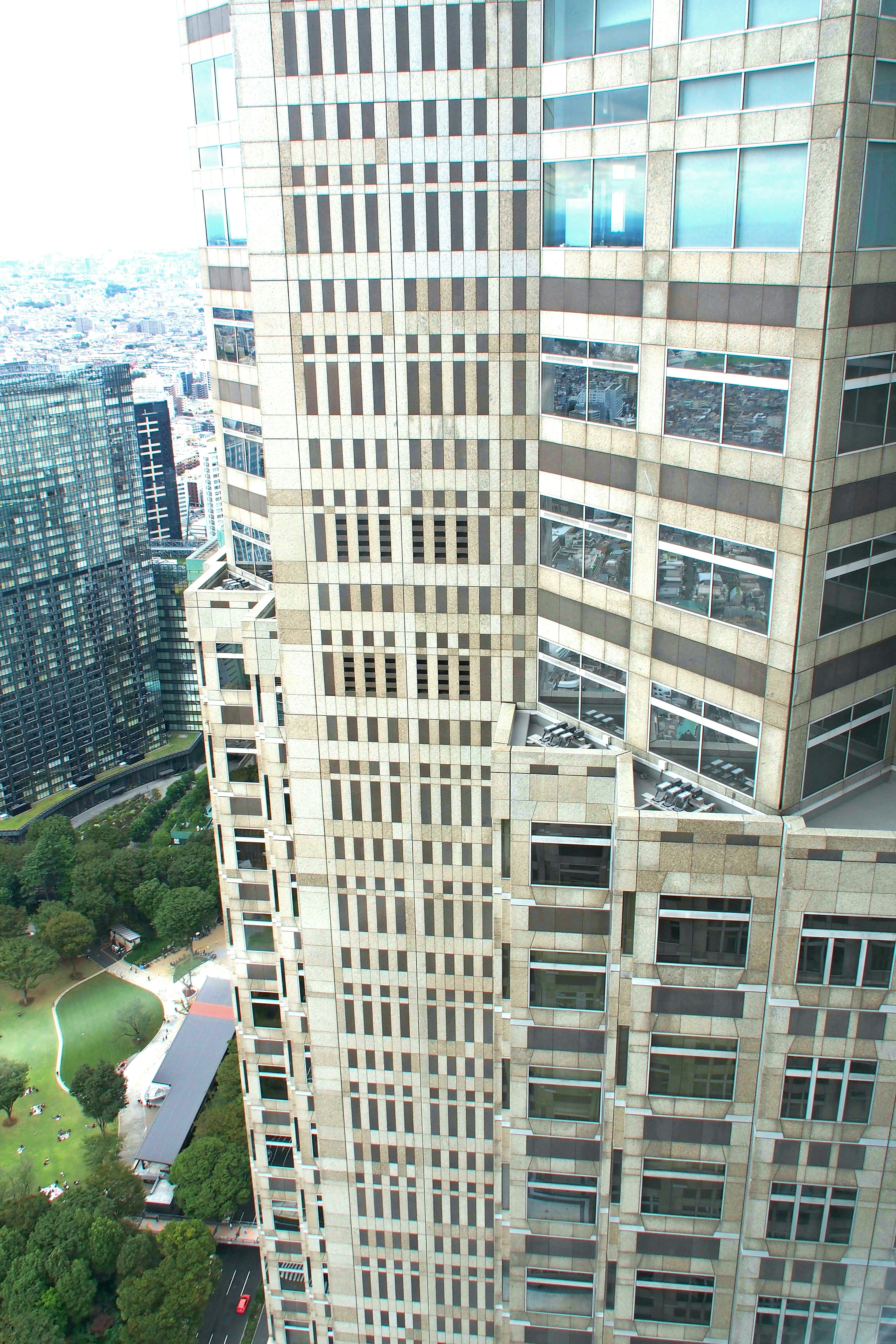 Paisaje urbano con el exterior de un rascacielos