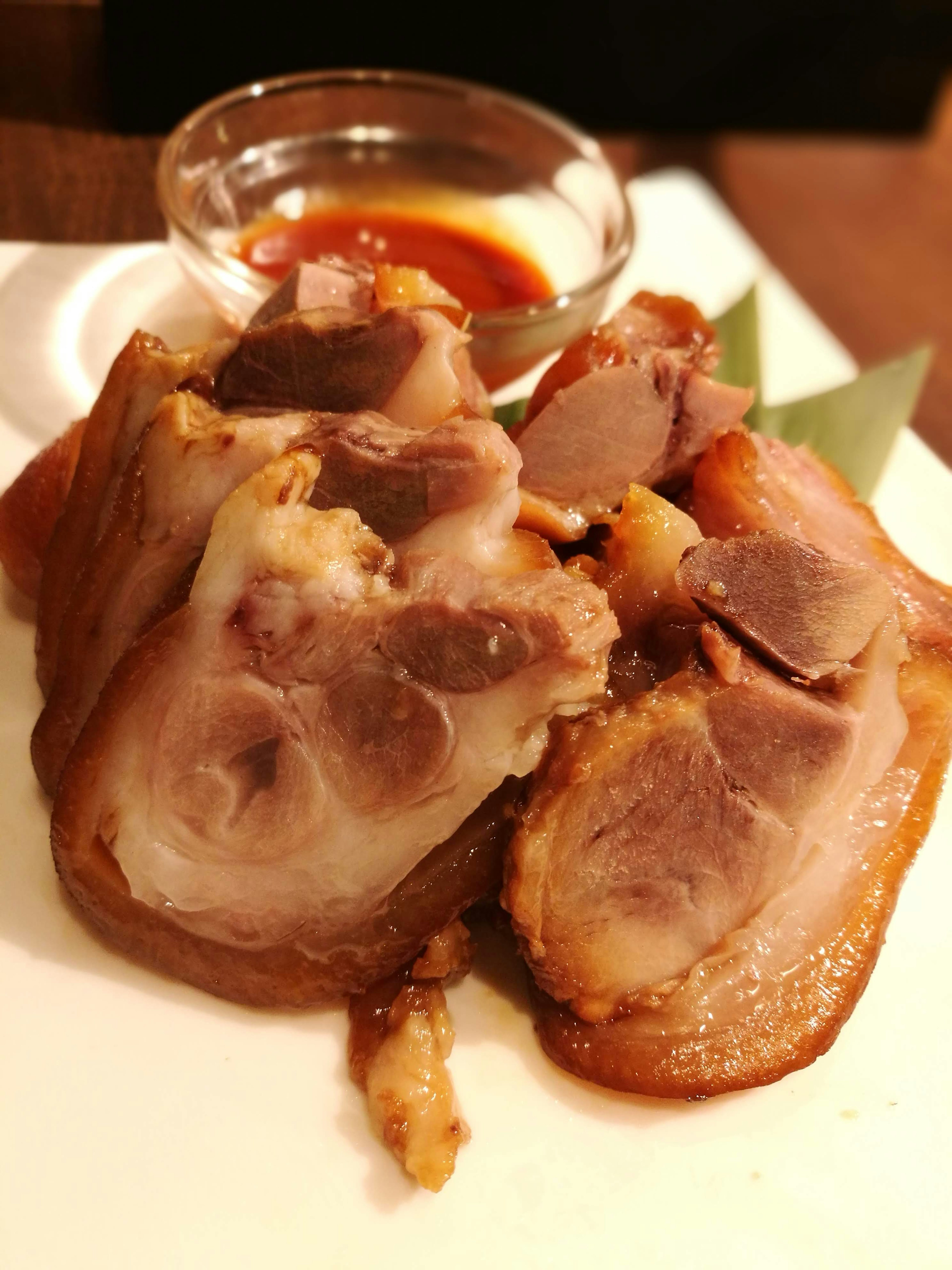 ขาหมูอร่อยจัดเสิร์ฟบนจาน