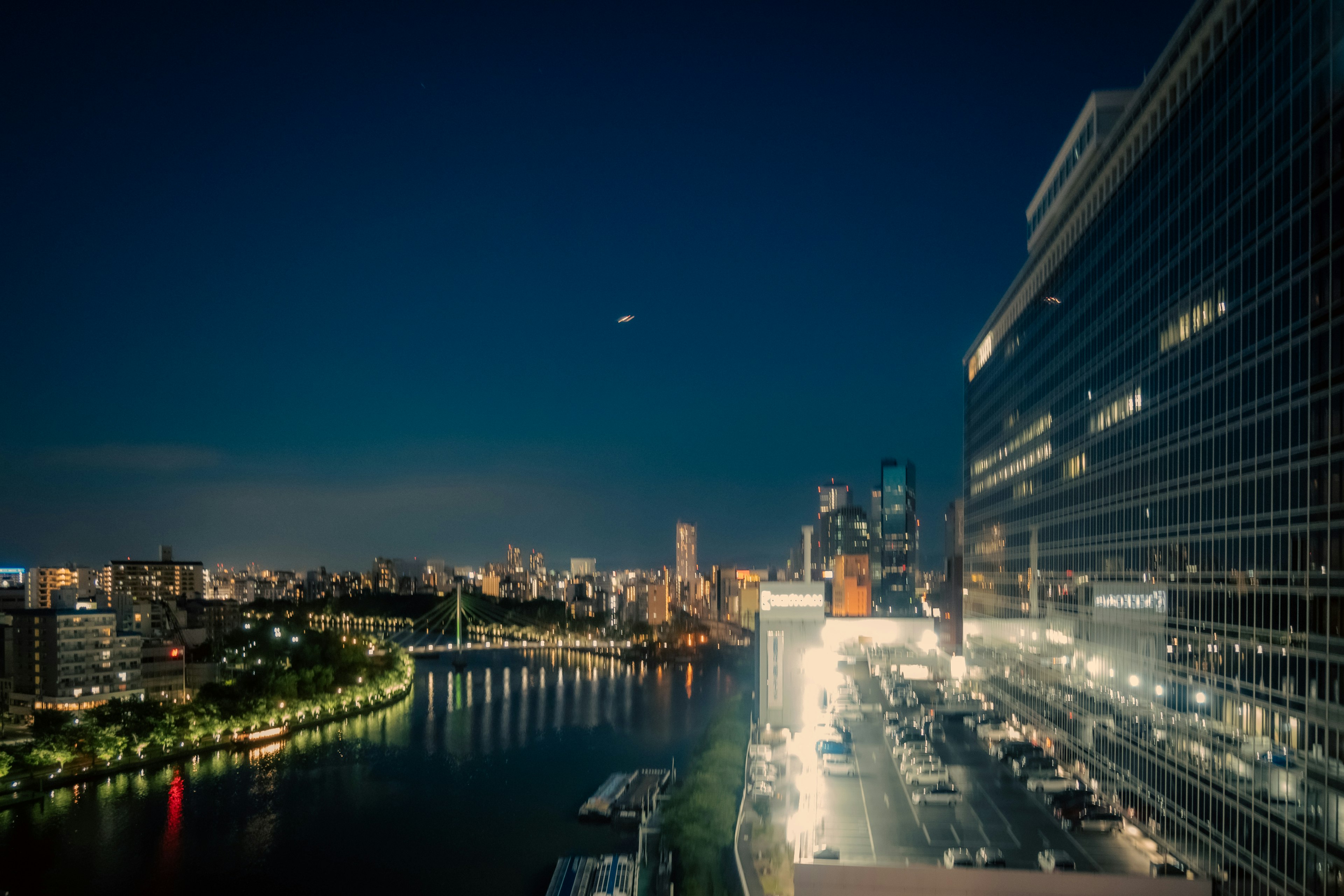 東京夜景美麗的大樓和河流