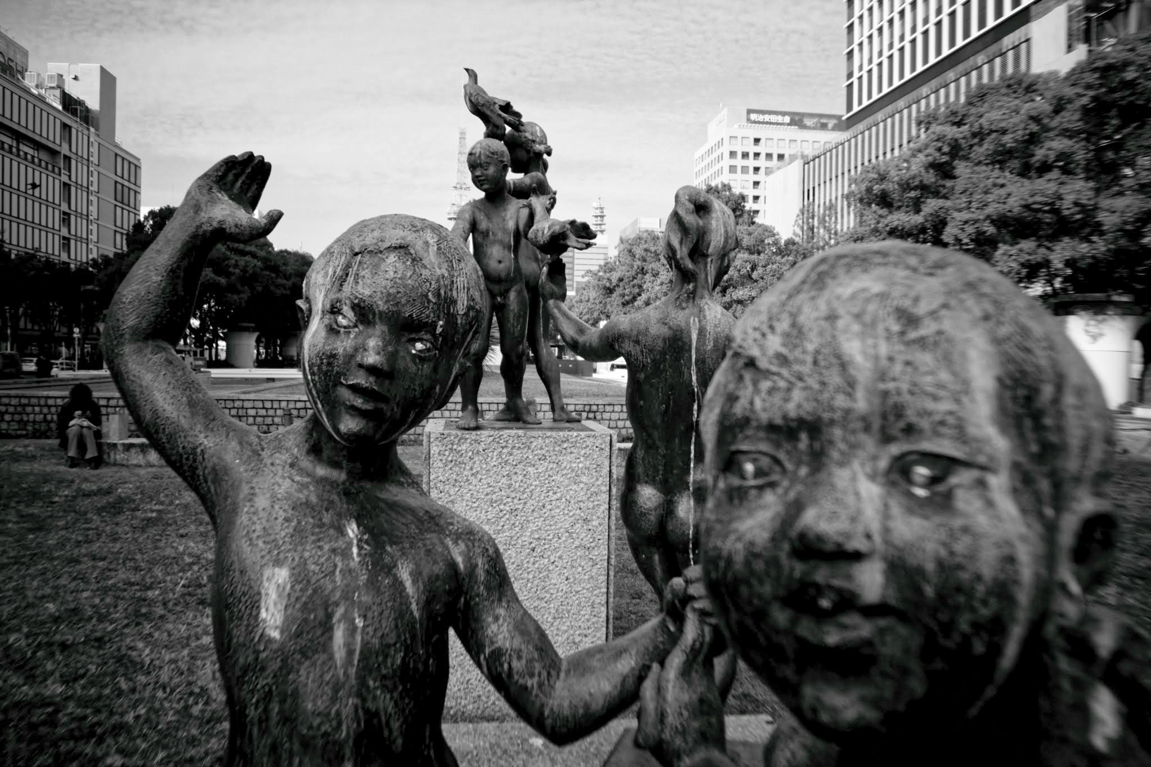 Blick auf Bronzeskulpturen von Kindern in einem Park