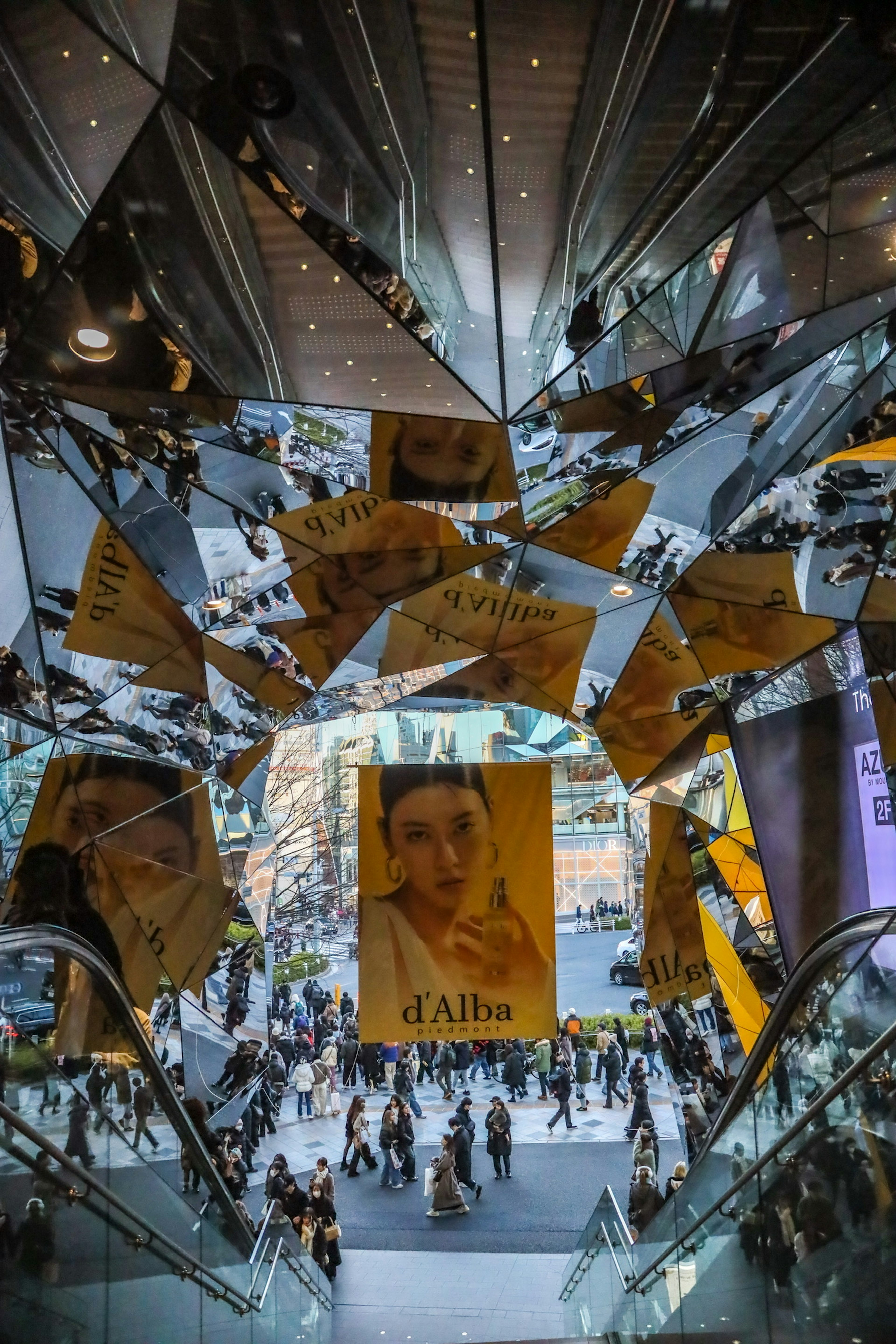 Diseño innovador de un centro comercial con superficies reflectantes y personas