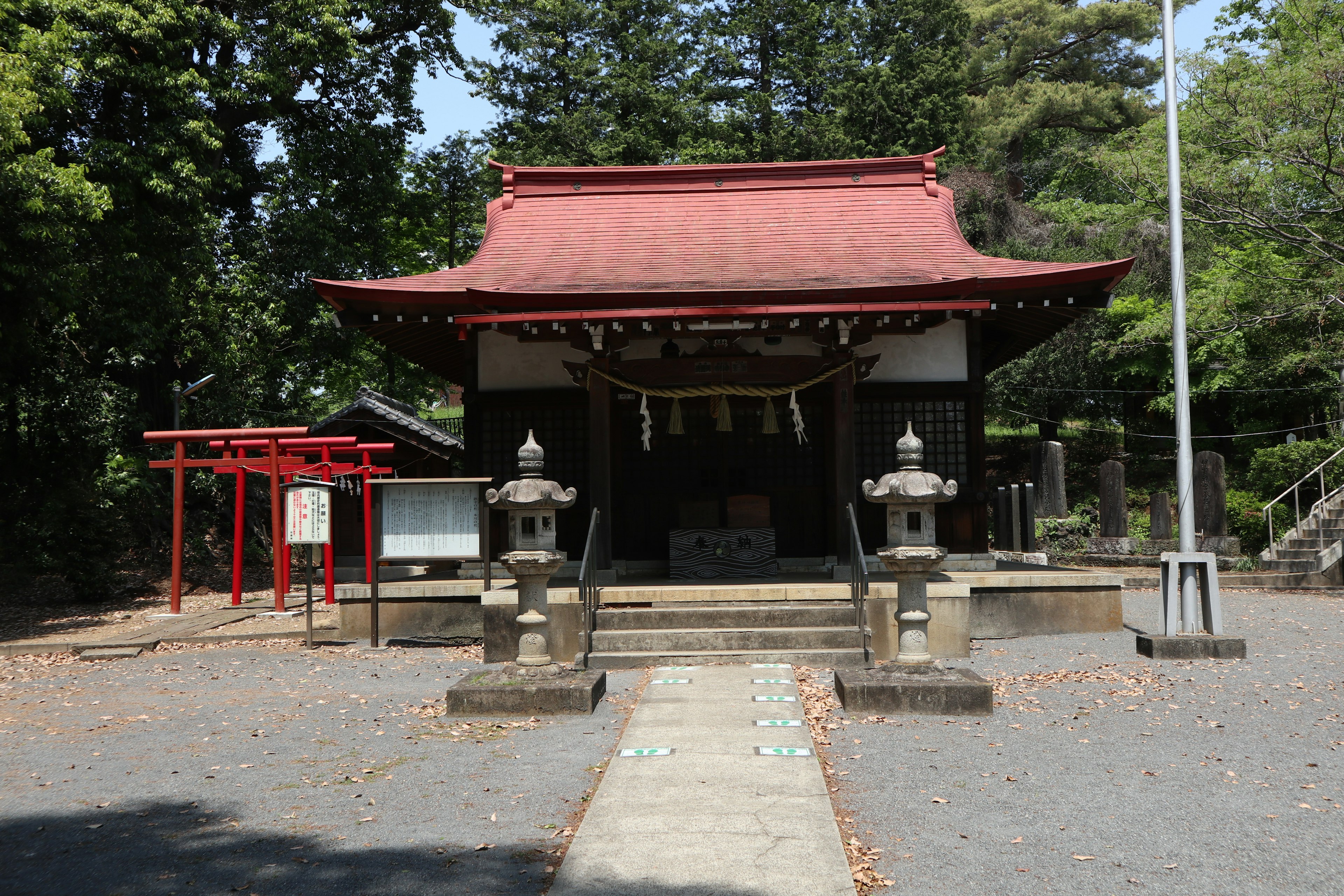 红色屋顶和石灯笼的神社