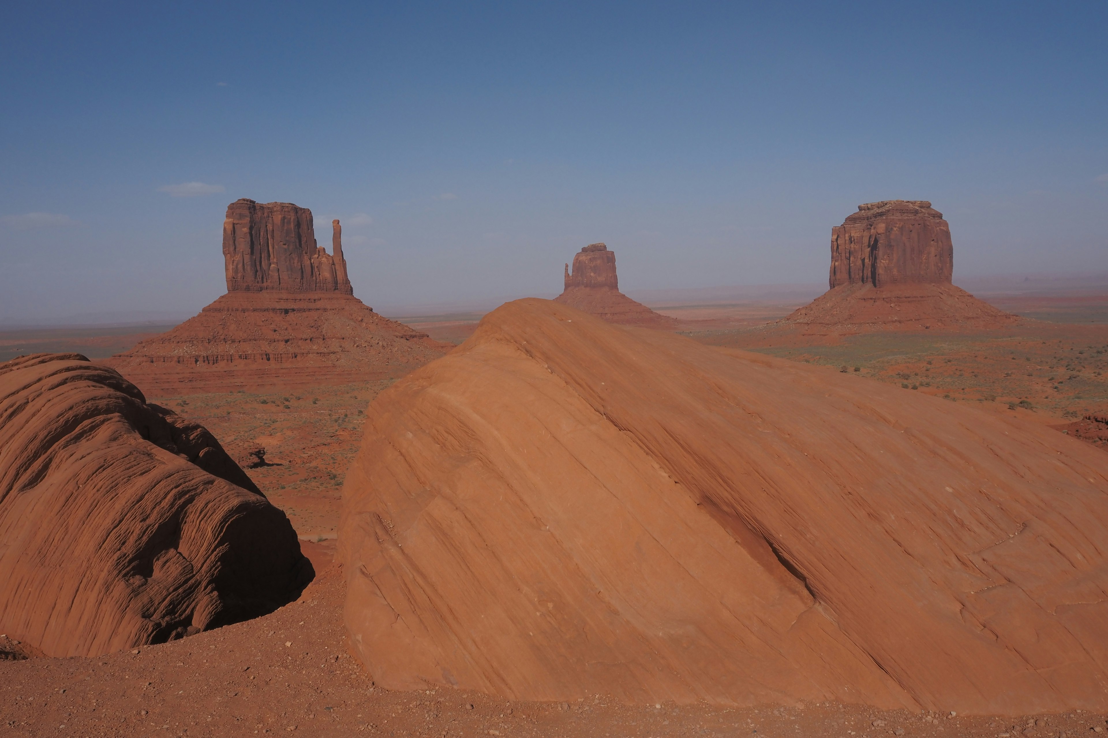 Các hình dạng đá đỏ và đụn cát ở Monument Valley