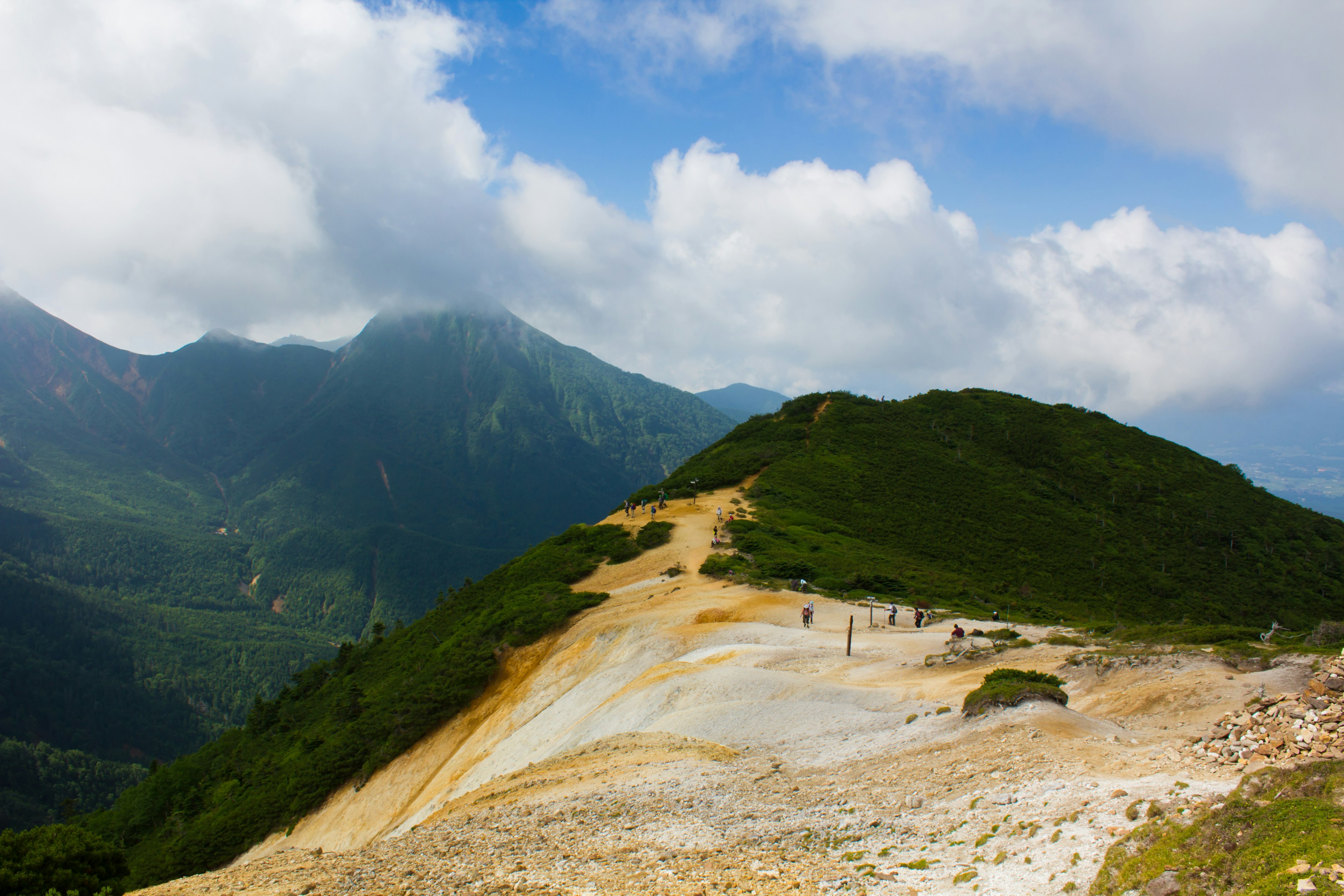 美しい山の景色と青い空が広がる