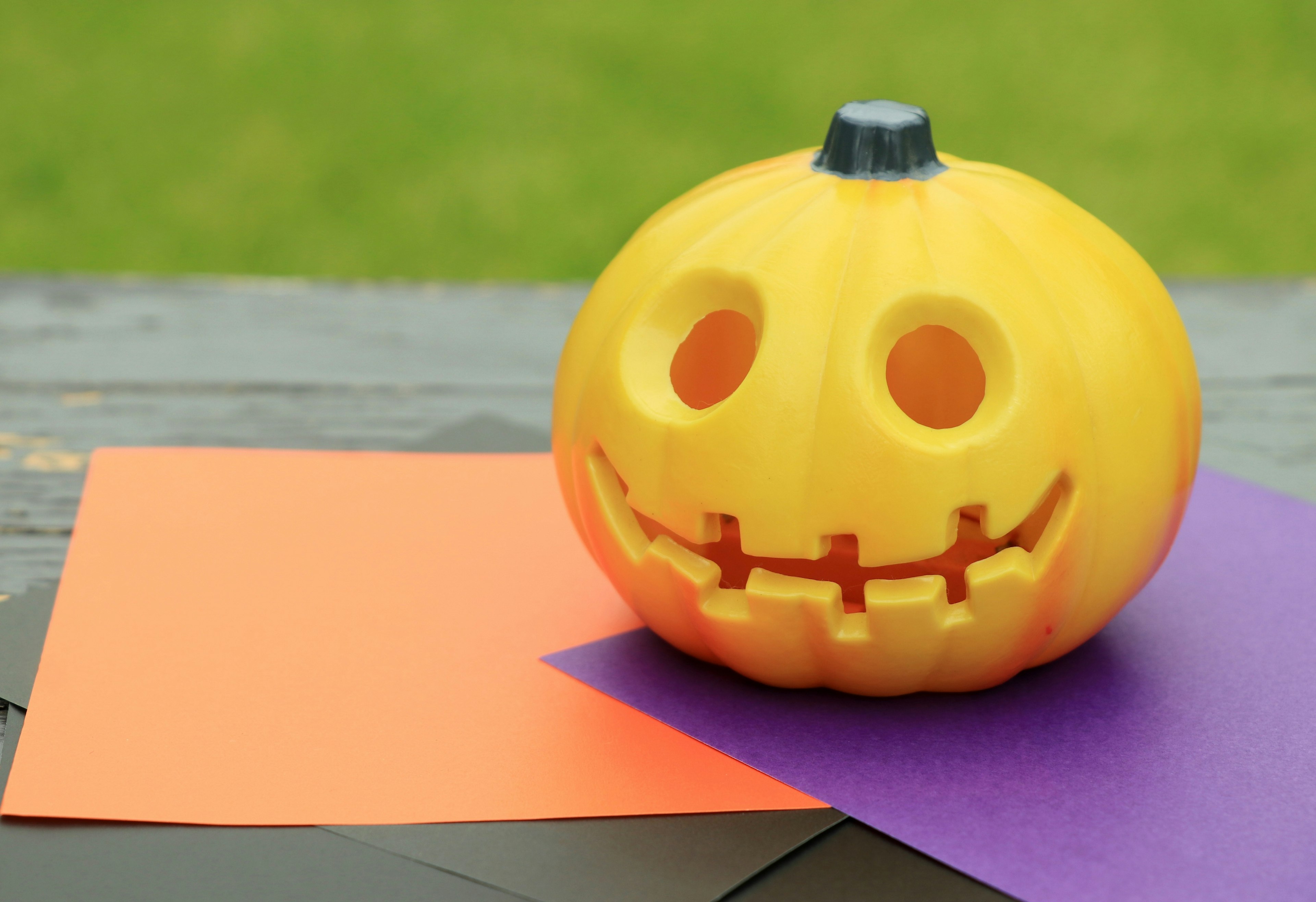 Calabaza amarilla con papel naranja y morado