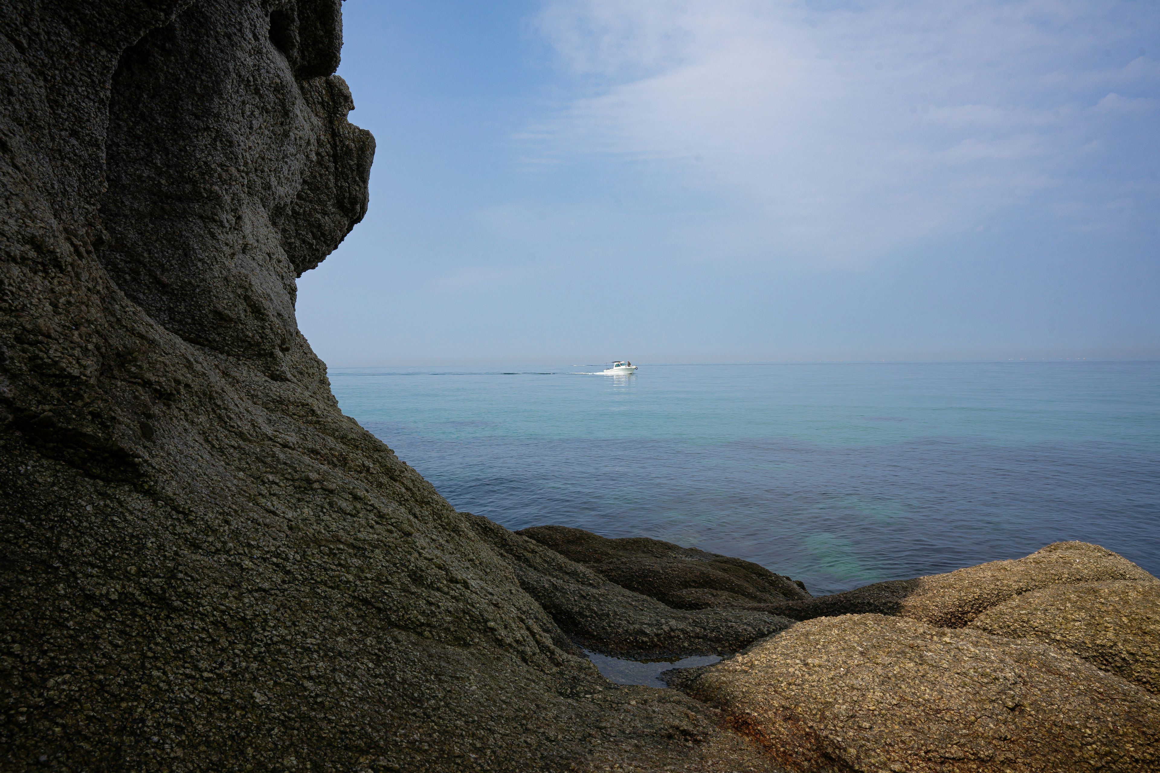 Ruhiges Meer und blauer Himmel zwischen Felsen gesehen