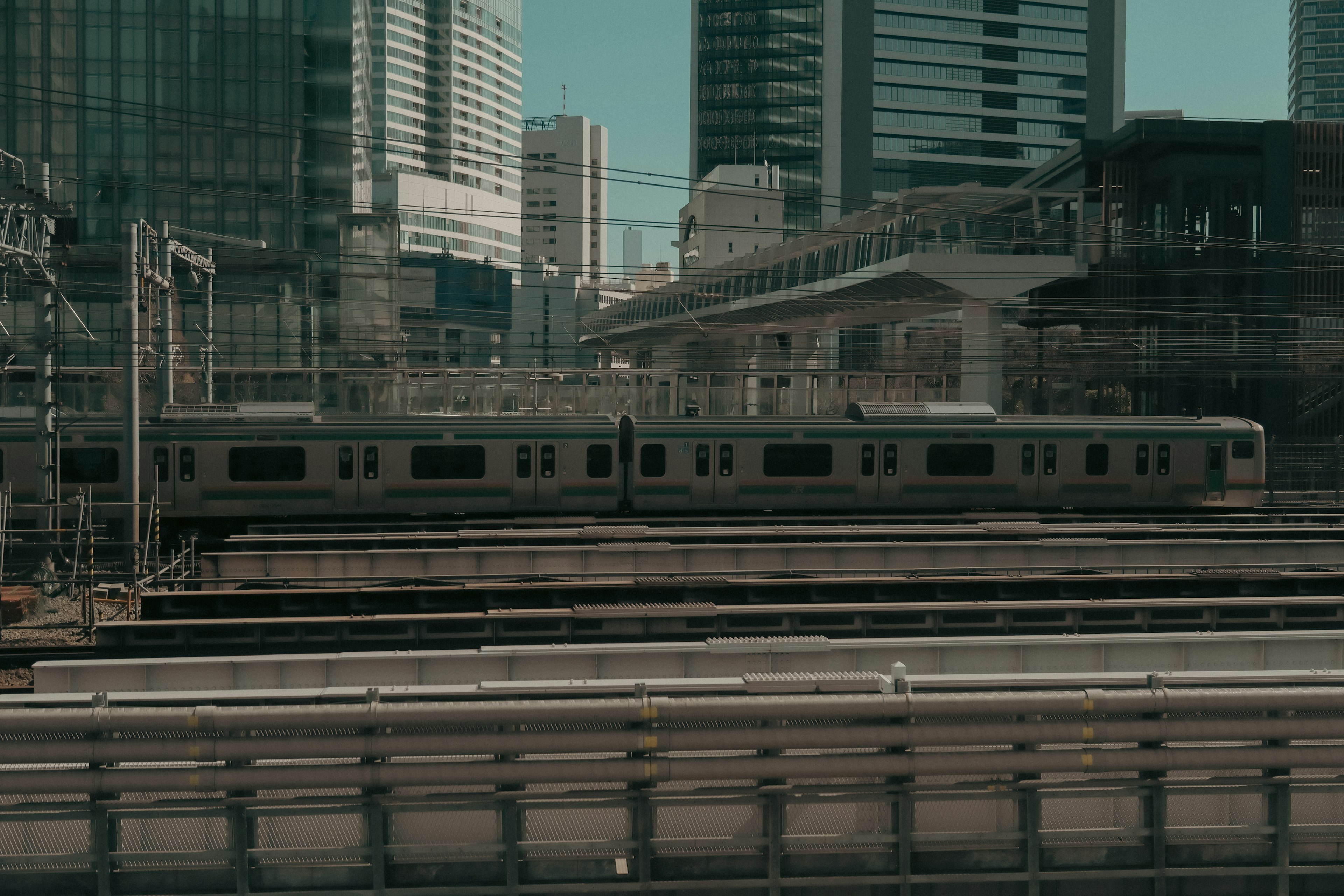 都市の風景と鉄道車両が見える画像