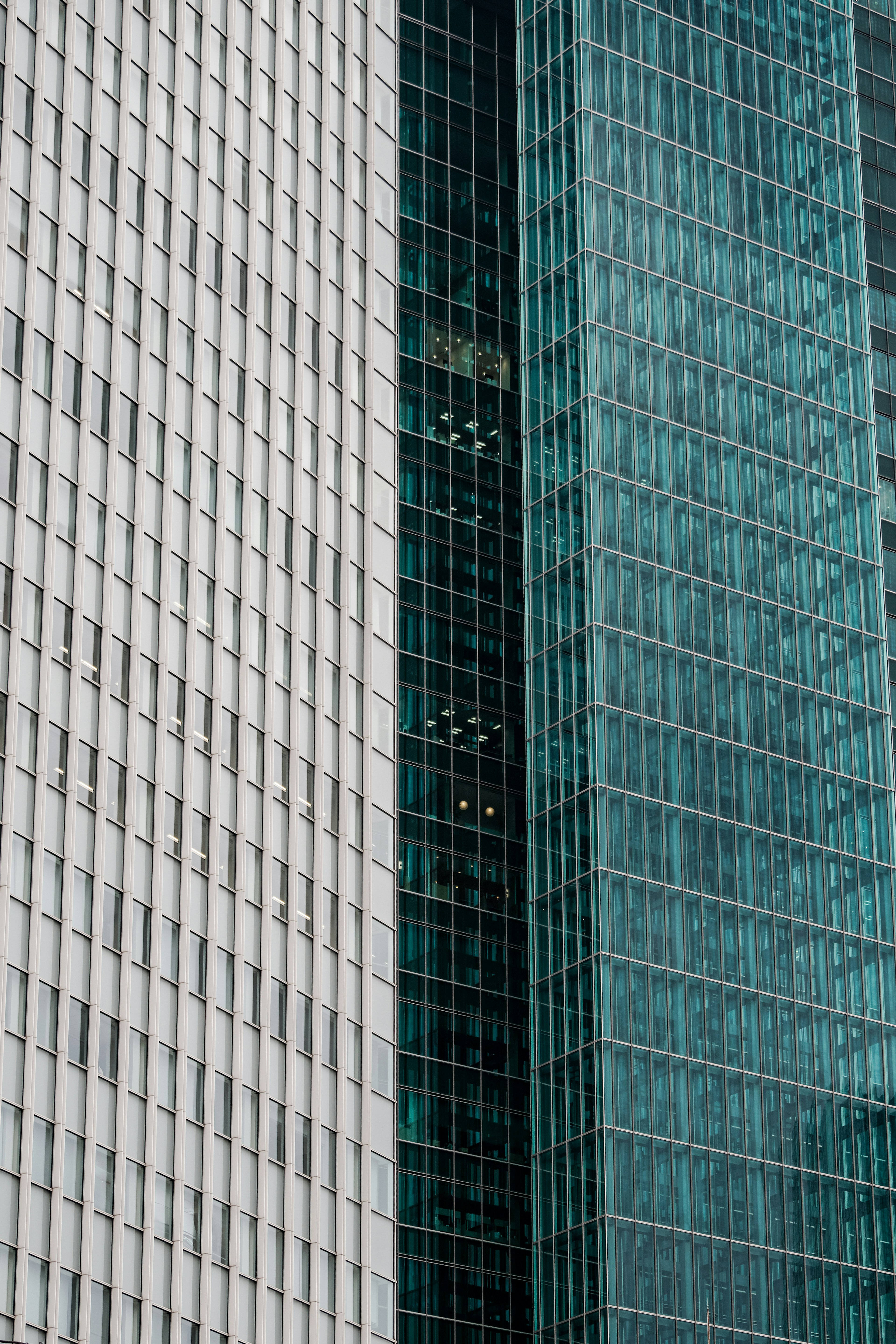 Gros plan sur une façade de bâtiment moderne en verre et béton