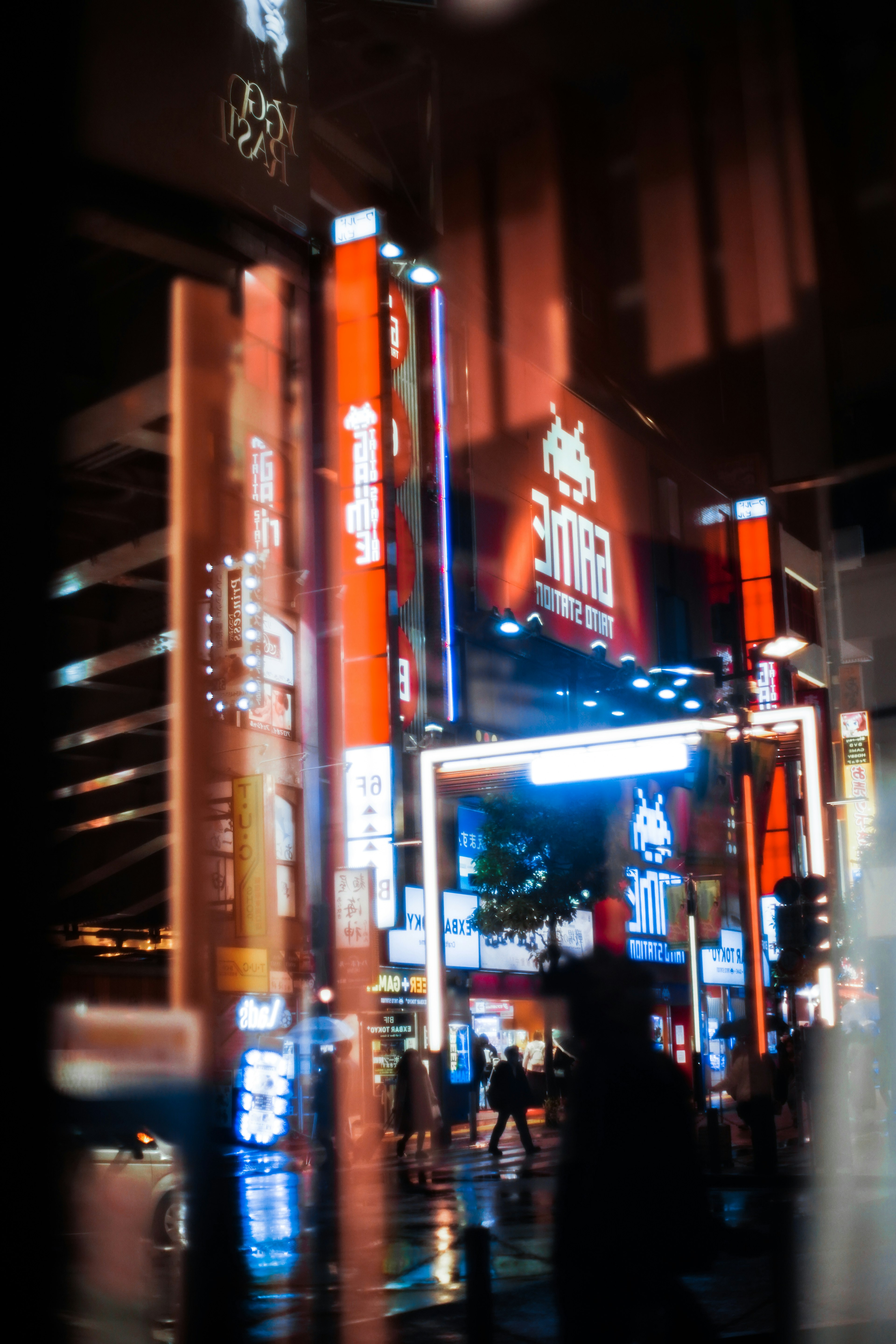 Enseignes lumineuses dans une scène nocturne de ville avec des gens marchant