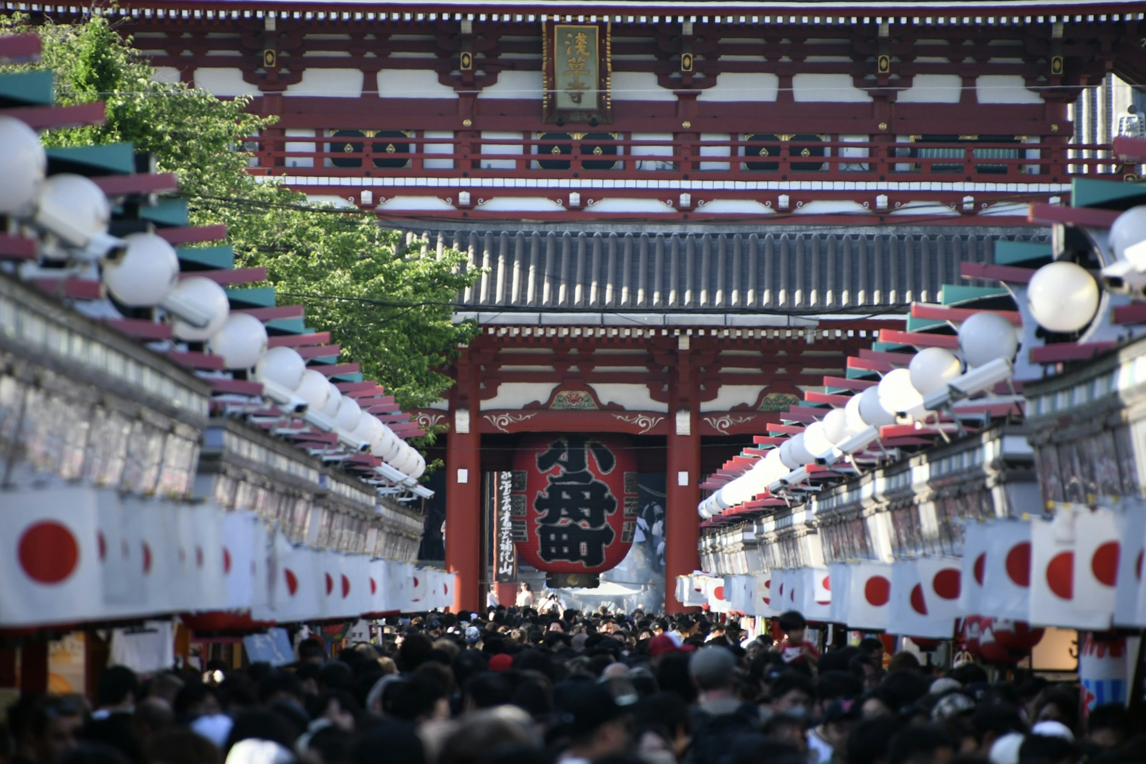 Gerbang petir Kuil Asakusa dengan jalan yang ramai