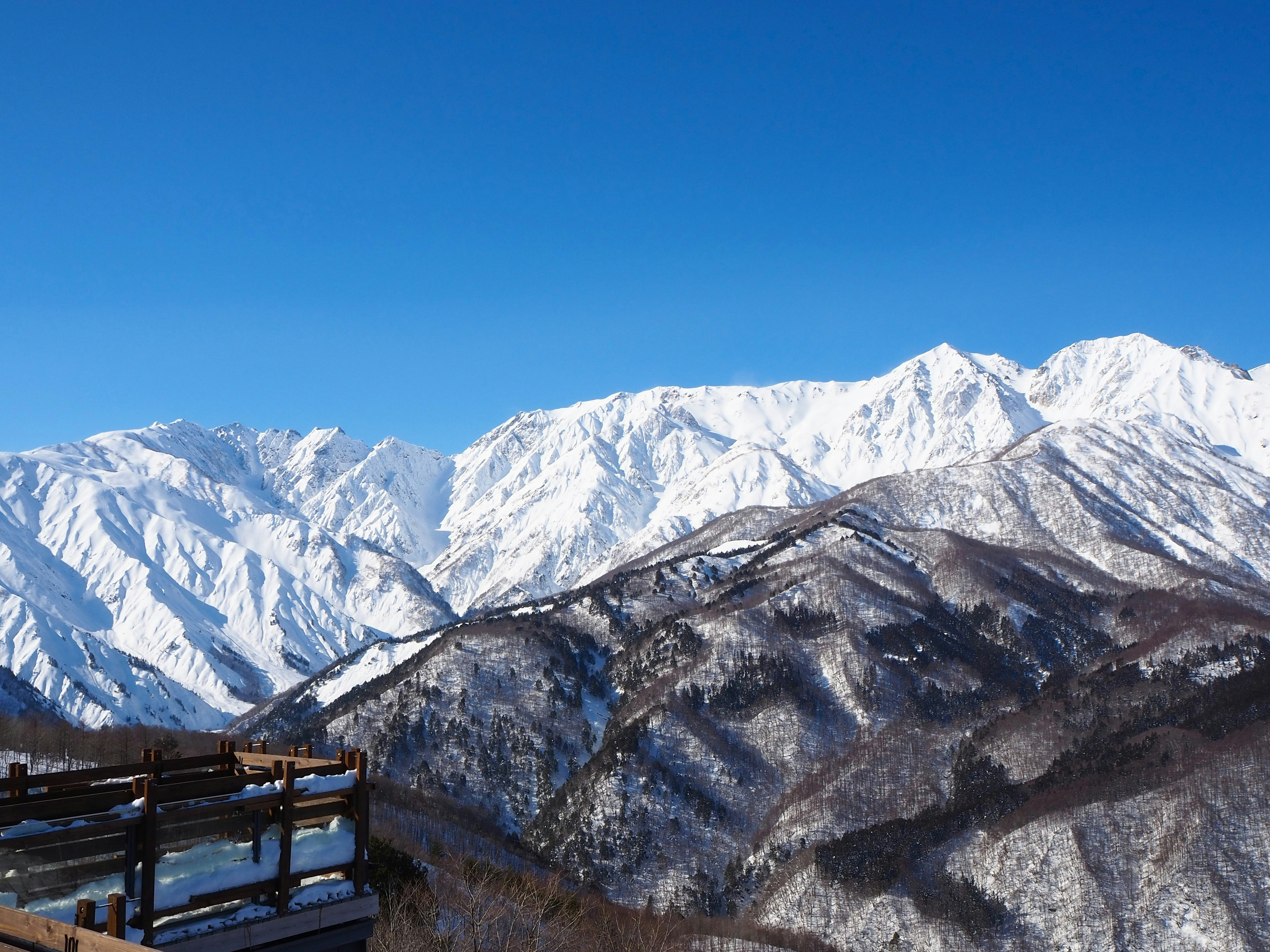 Vista escénica de montañas cubiertas de nieve bajo un cielo azul claro