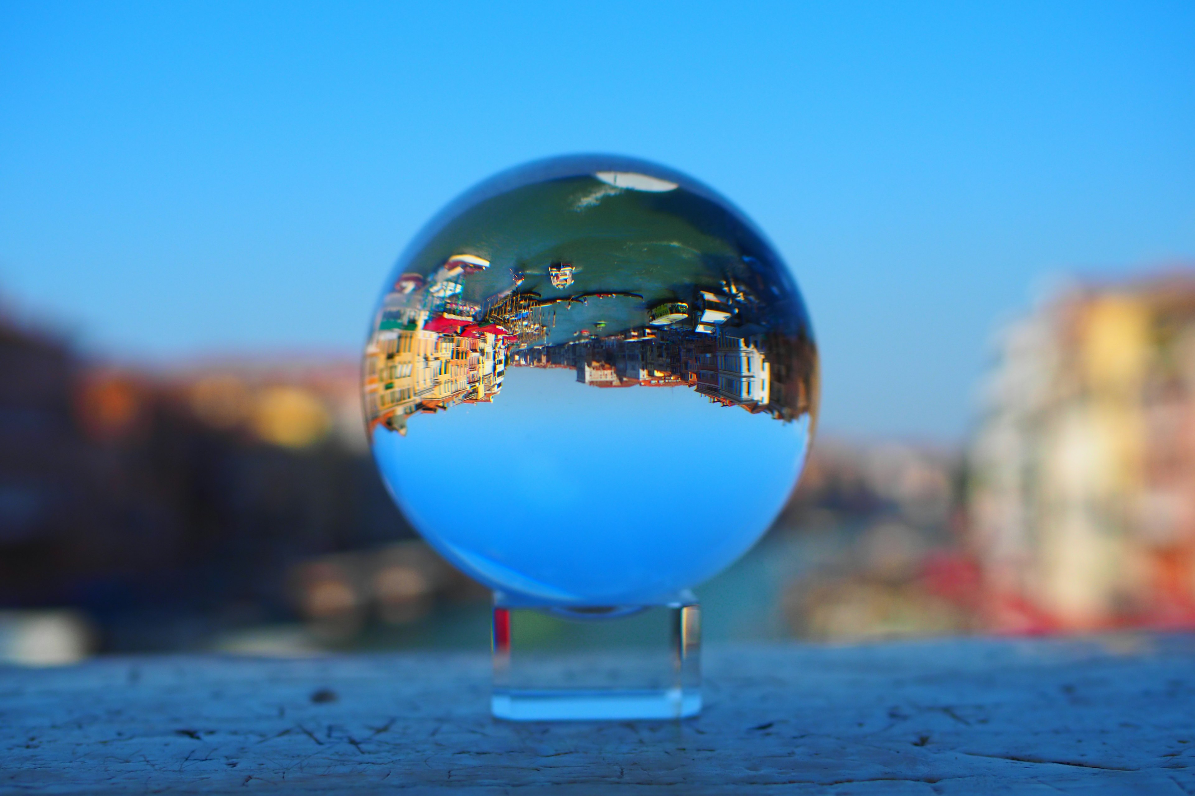 Boule en cristal reflétant un paysage pittoresque et un ciel bleu