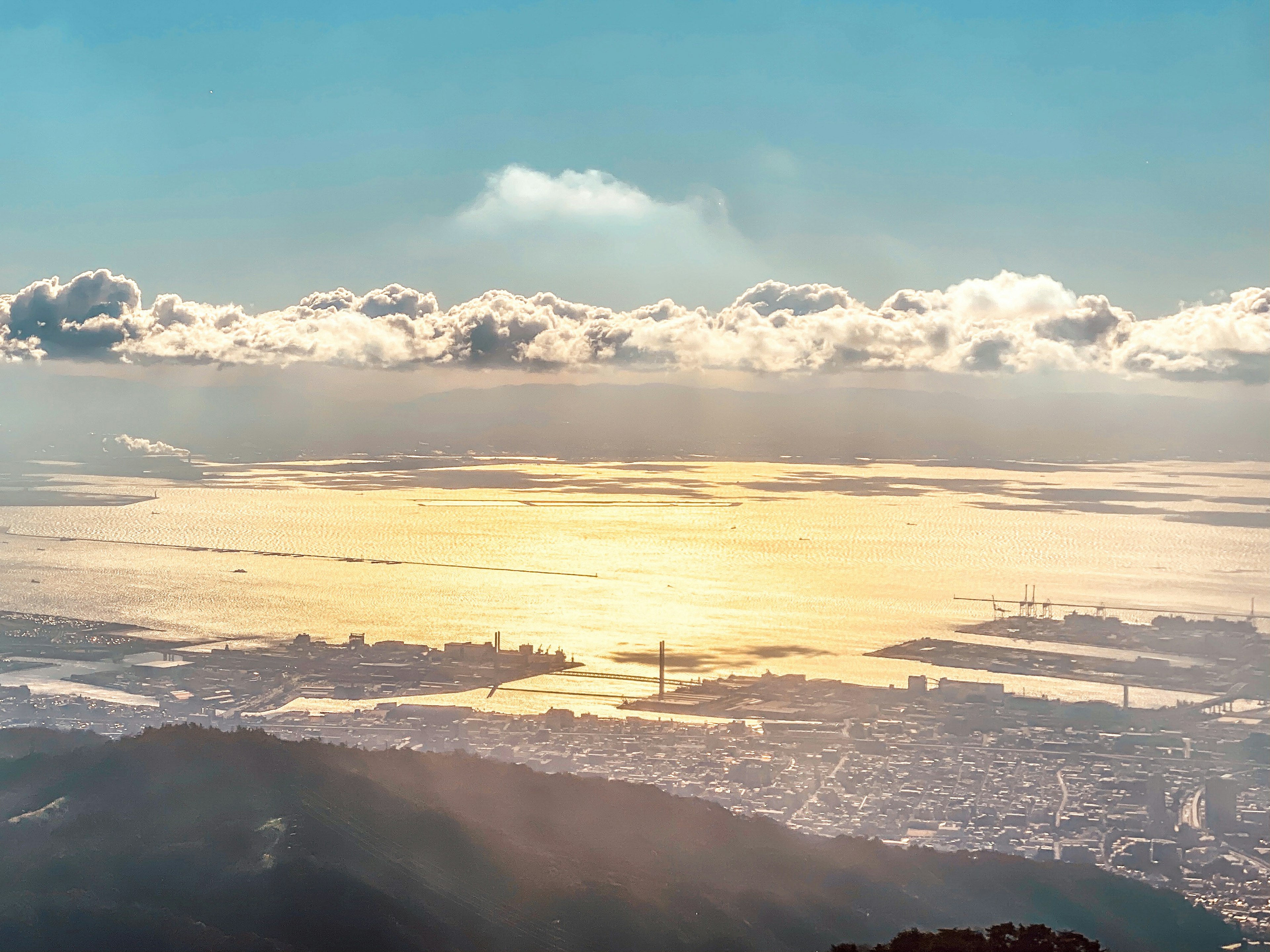 海与天空的美丽景观 夕阳的倒影闪耀