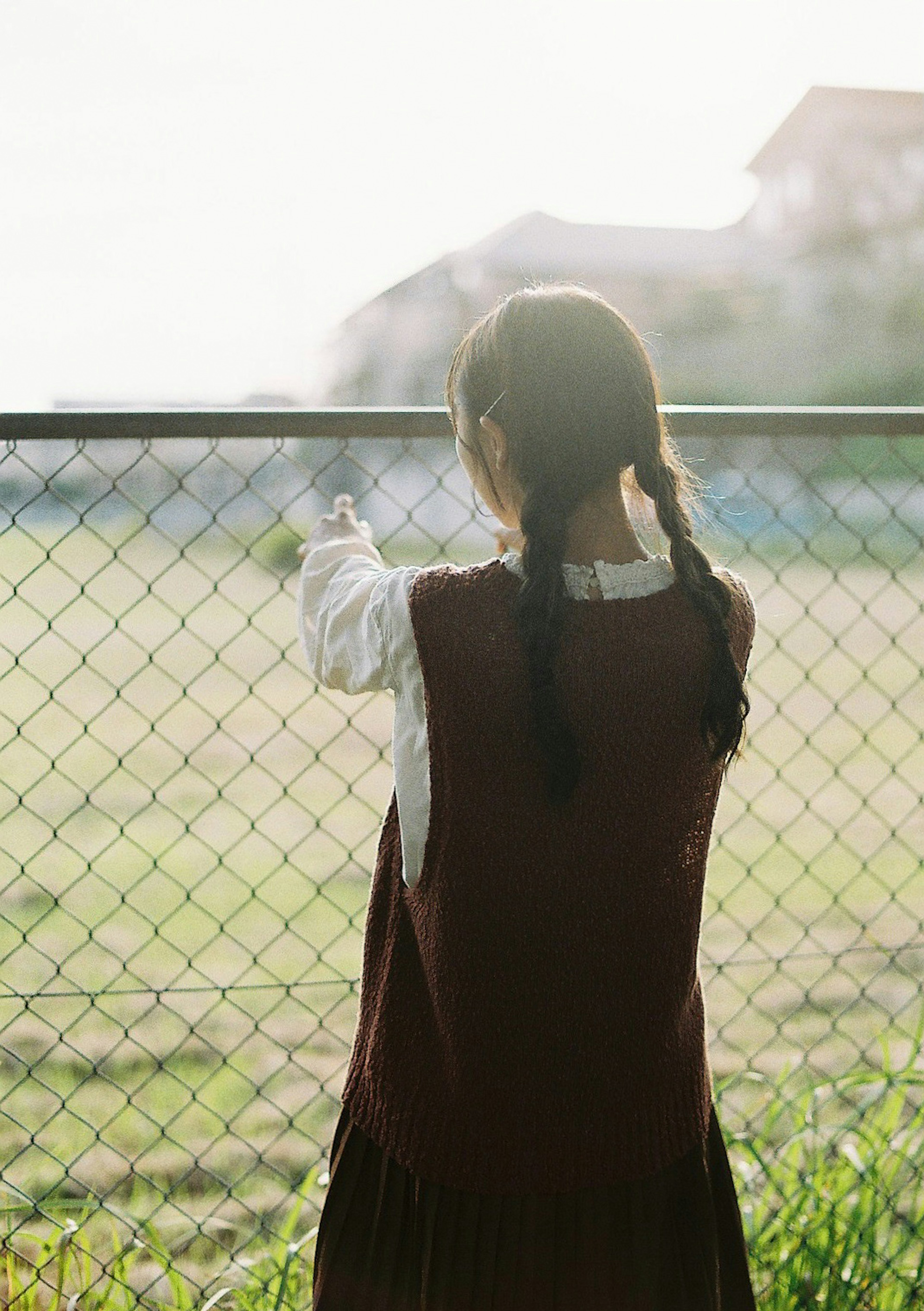 Silhouette d'une fille regardant une clôture