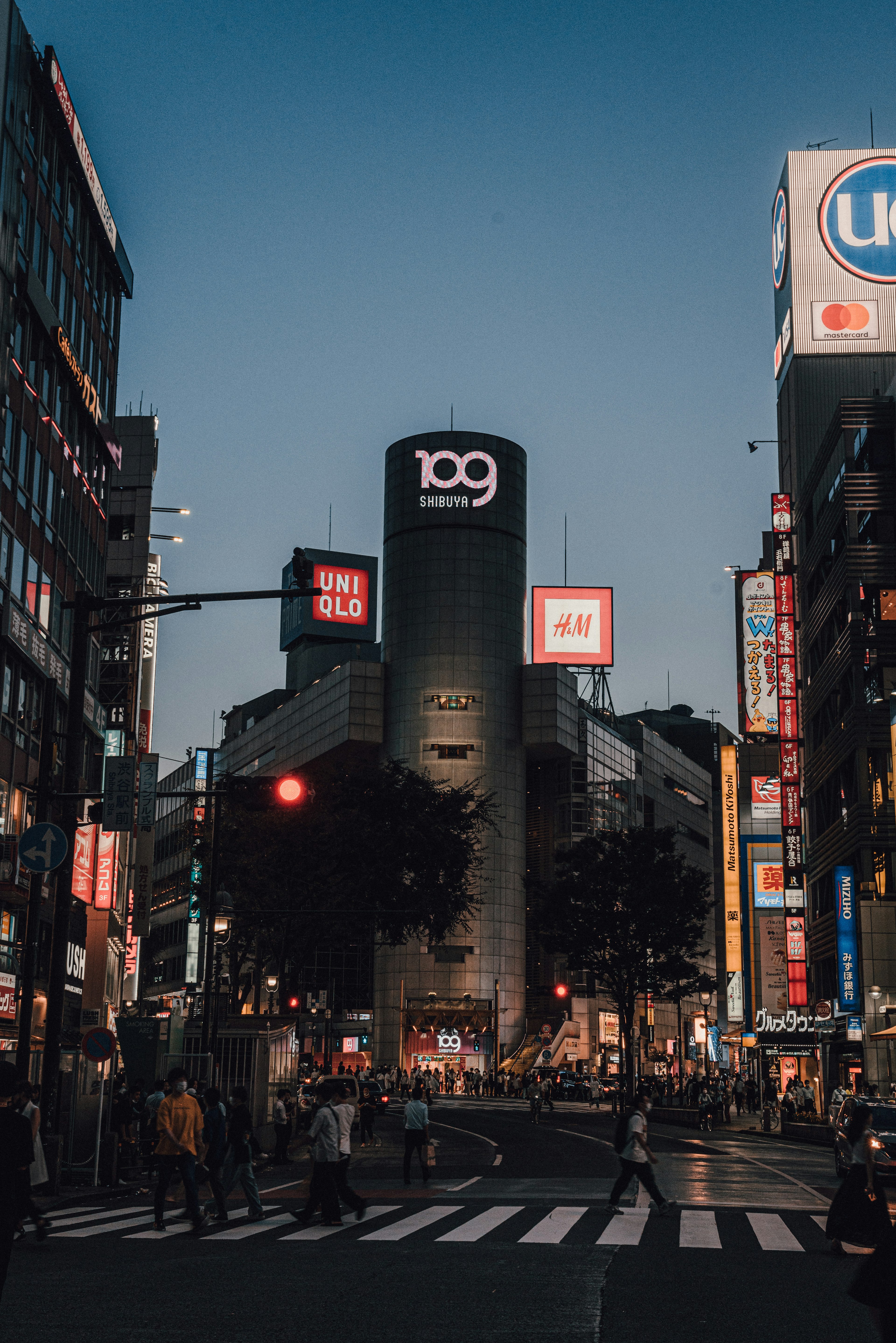 渋谷の109ビルと交差点の夕暮れの風景