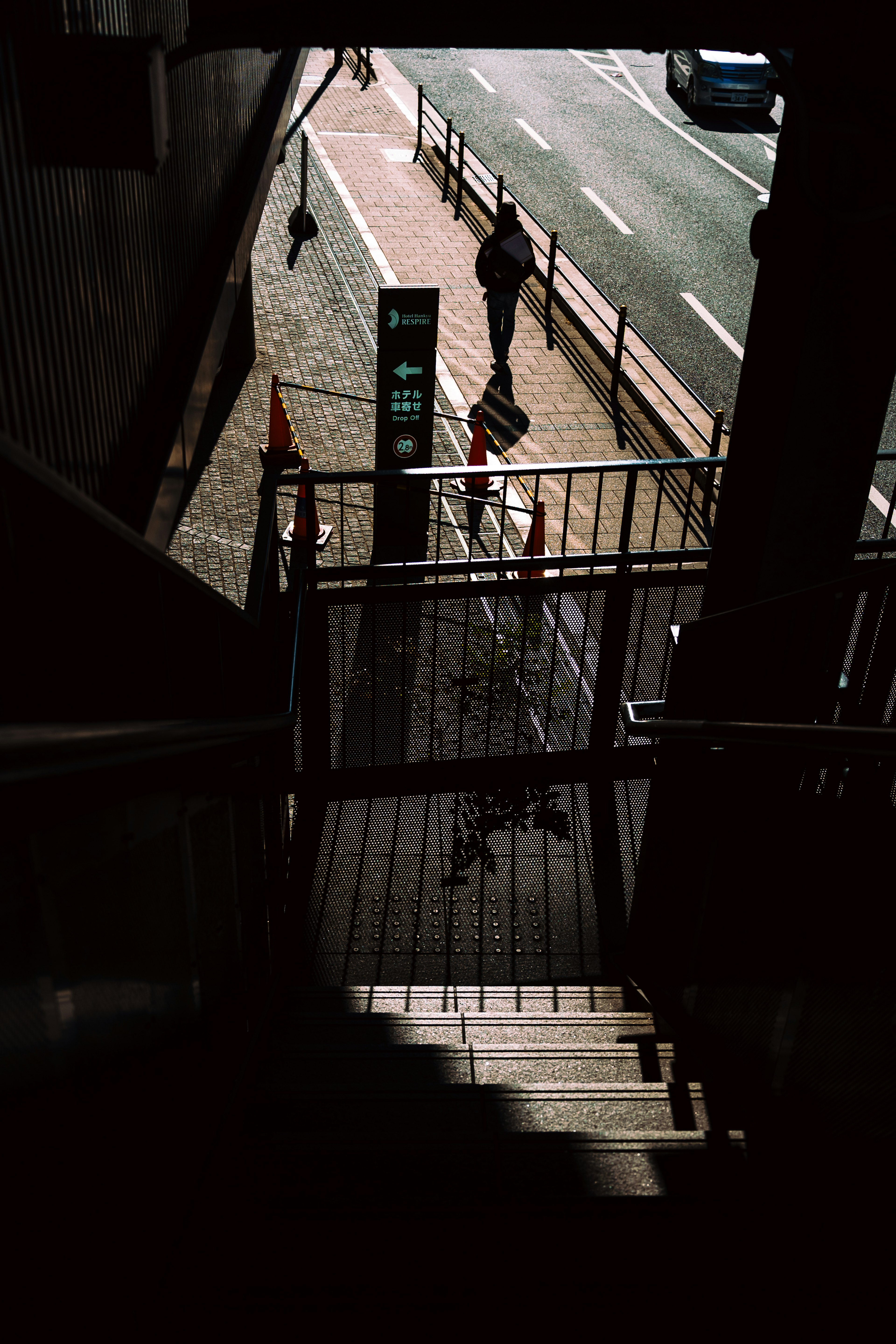 Vue d'un escalier sur la rue avec une silhouette de personne