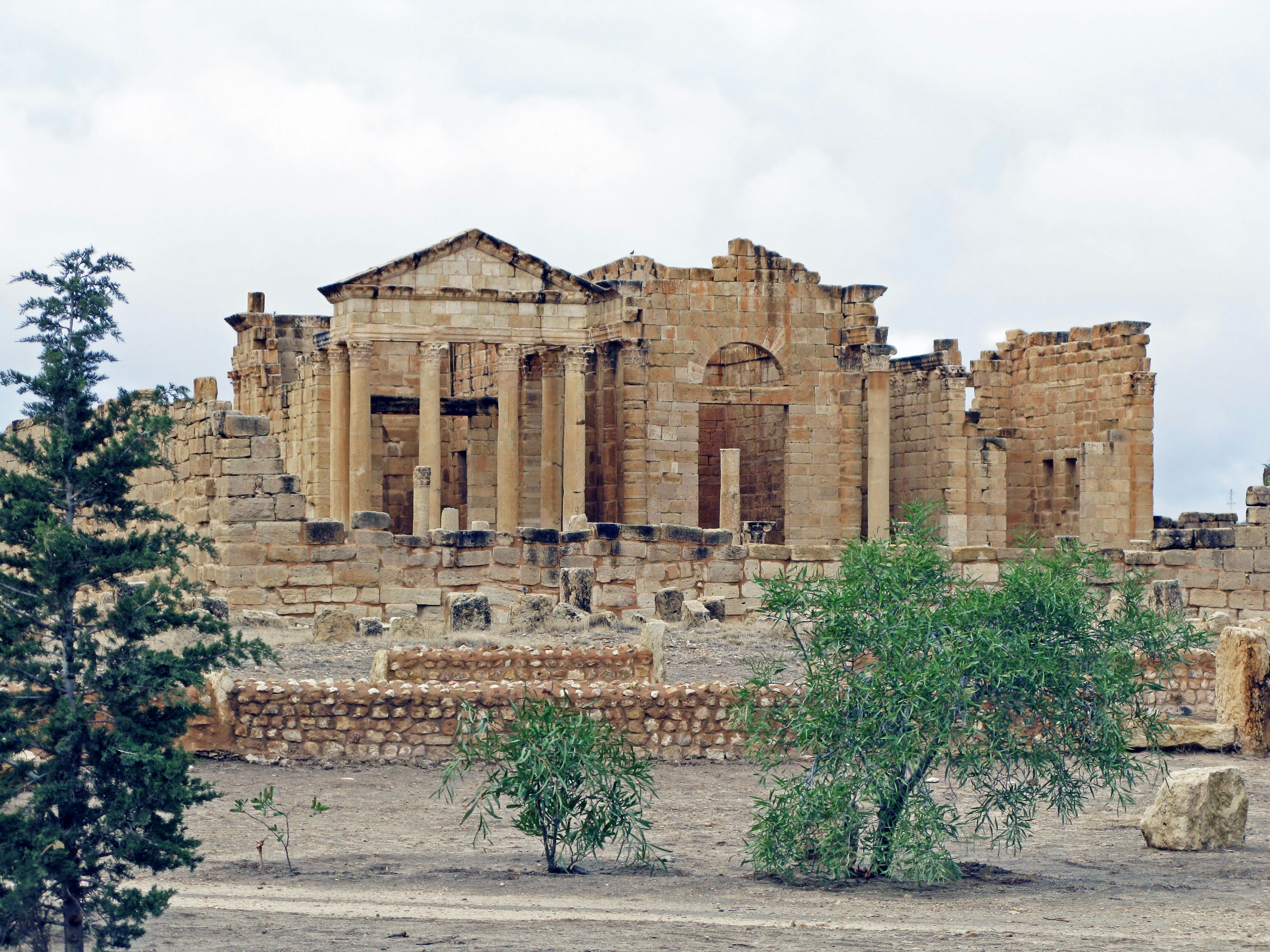 Rovine antiche con una struttura a colonne