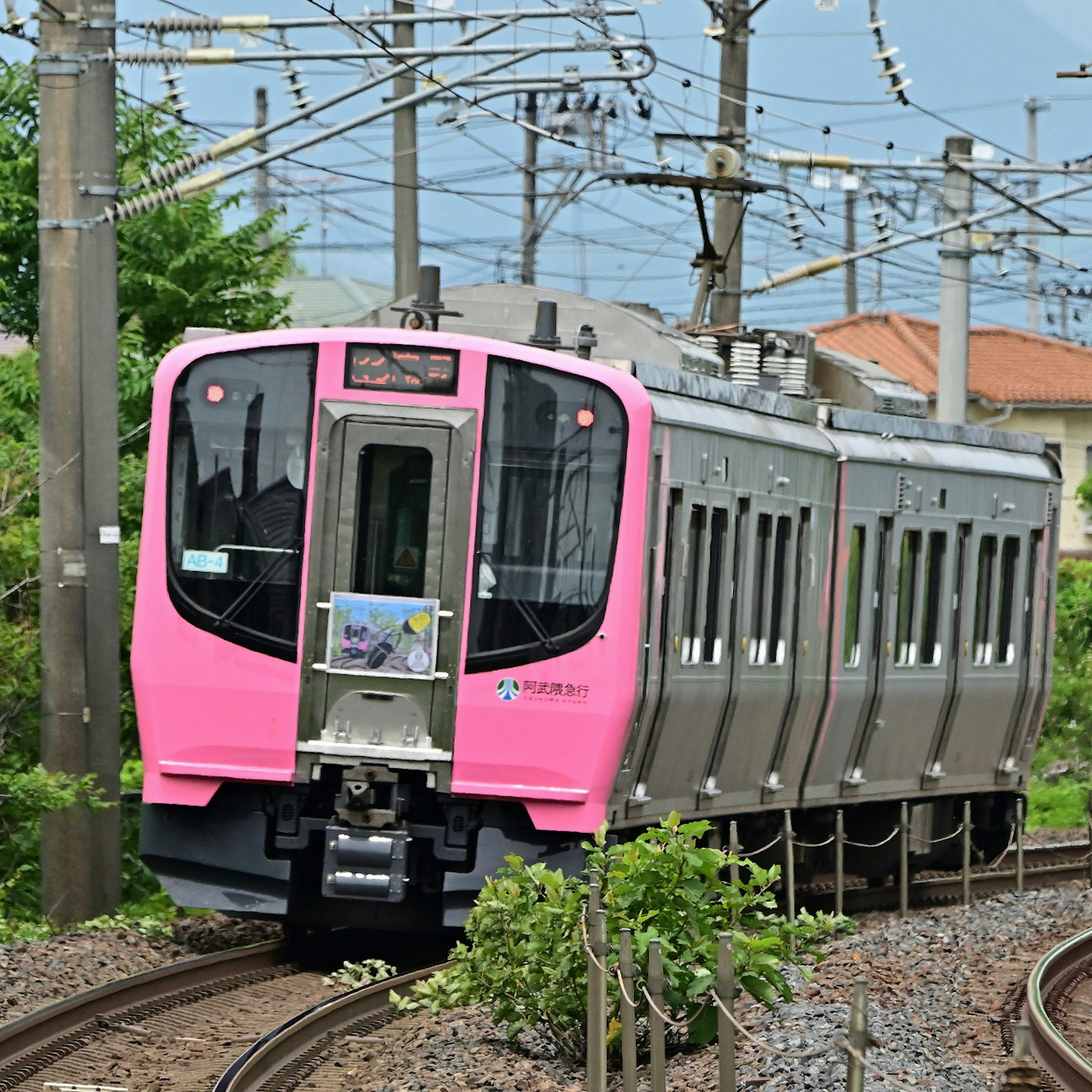 Un tren rosa circulando por las vías