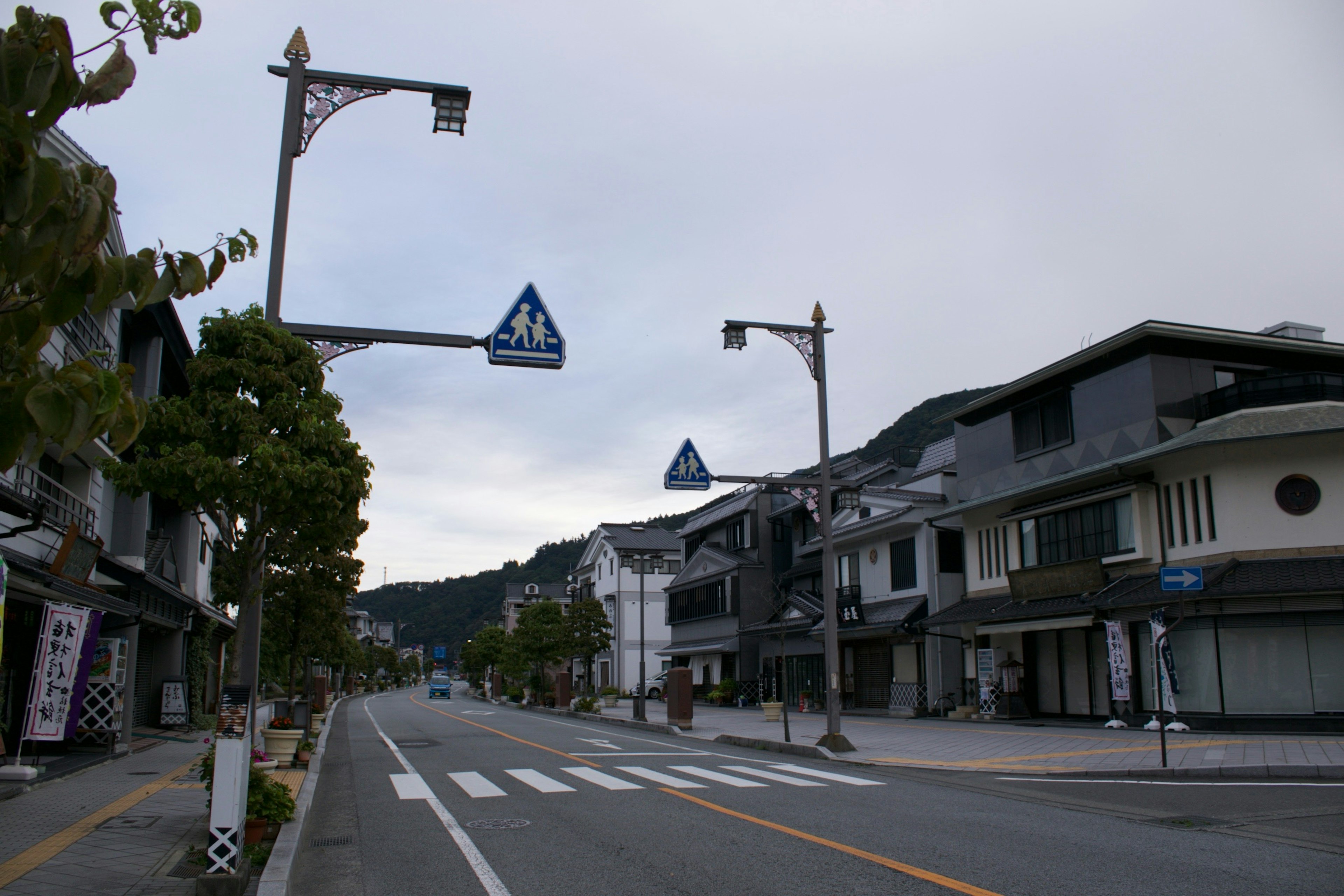 静かな街並みの通りに沿った古い建物と信号機