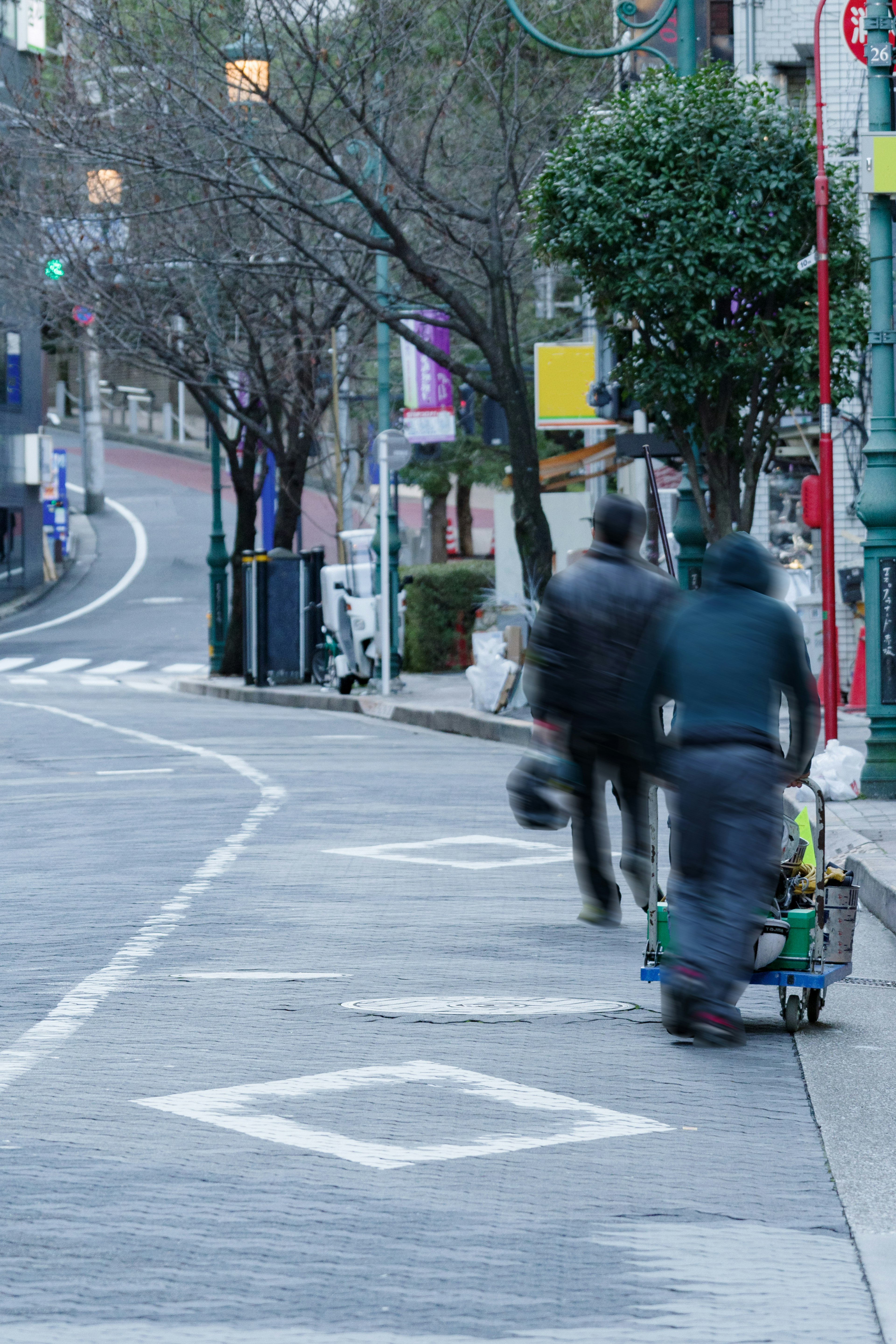 Personas moviéndose en una acera de la ciudad con plantas verdes