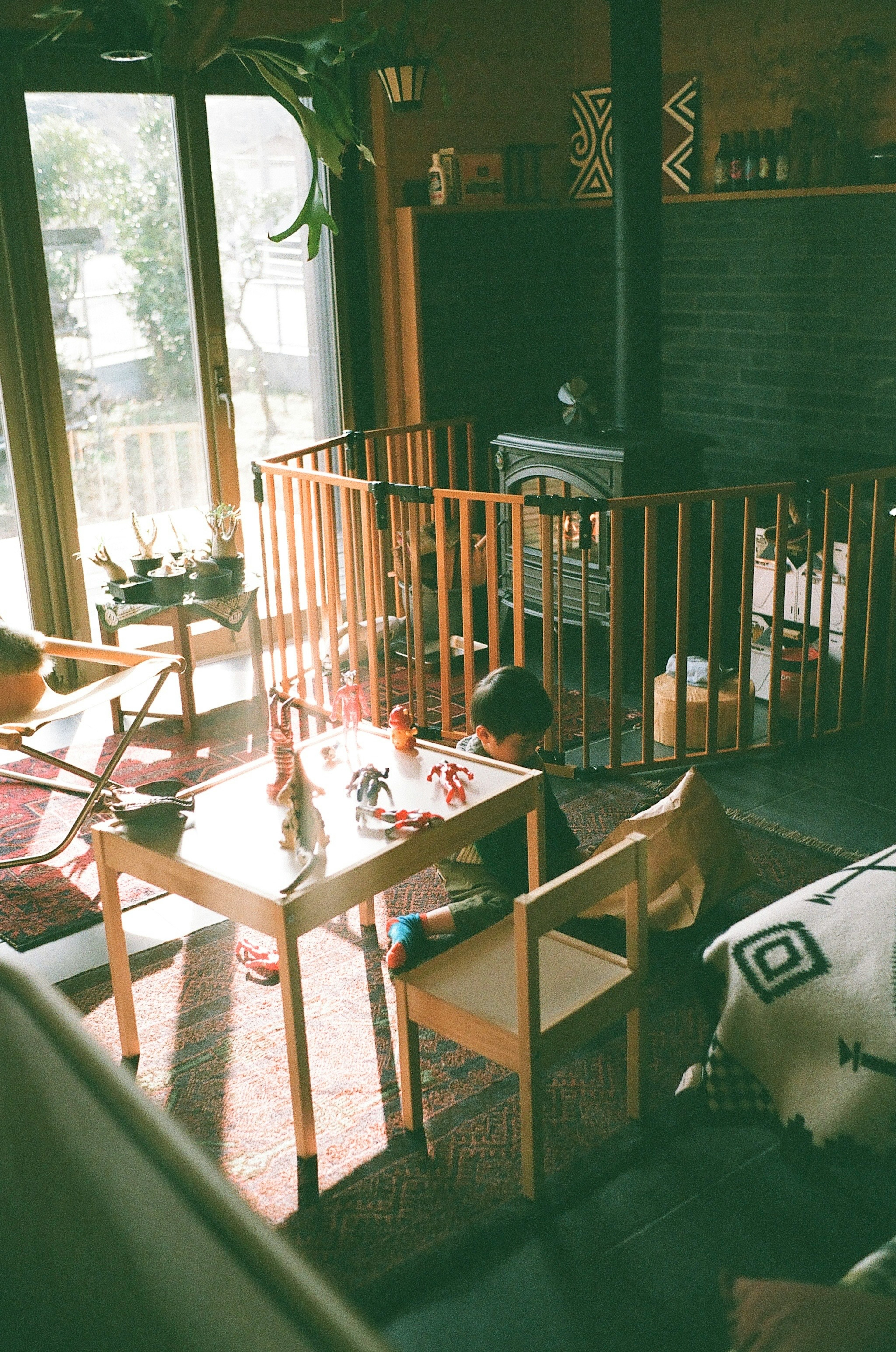 Escena de sala brillante con muebles de madera y un niño