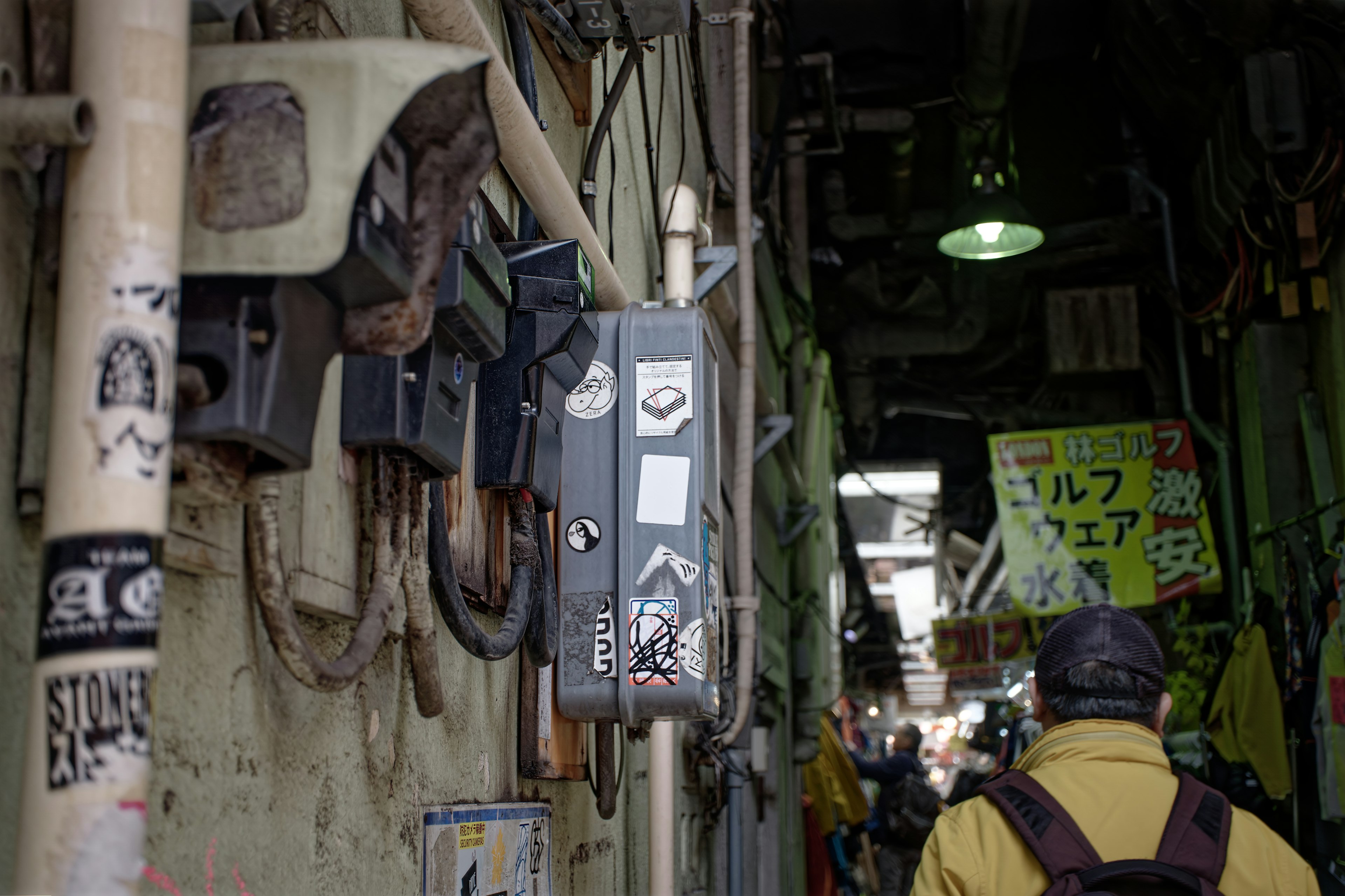 Enge Gasse mit alten Telefonzellen und bunten Schildern