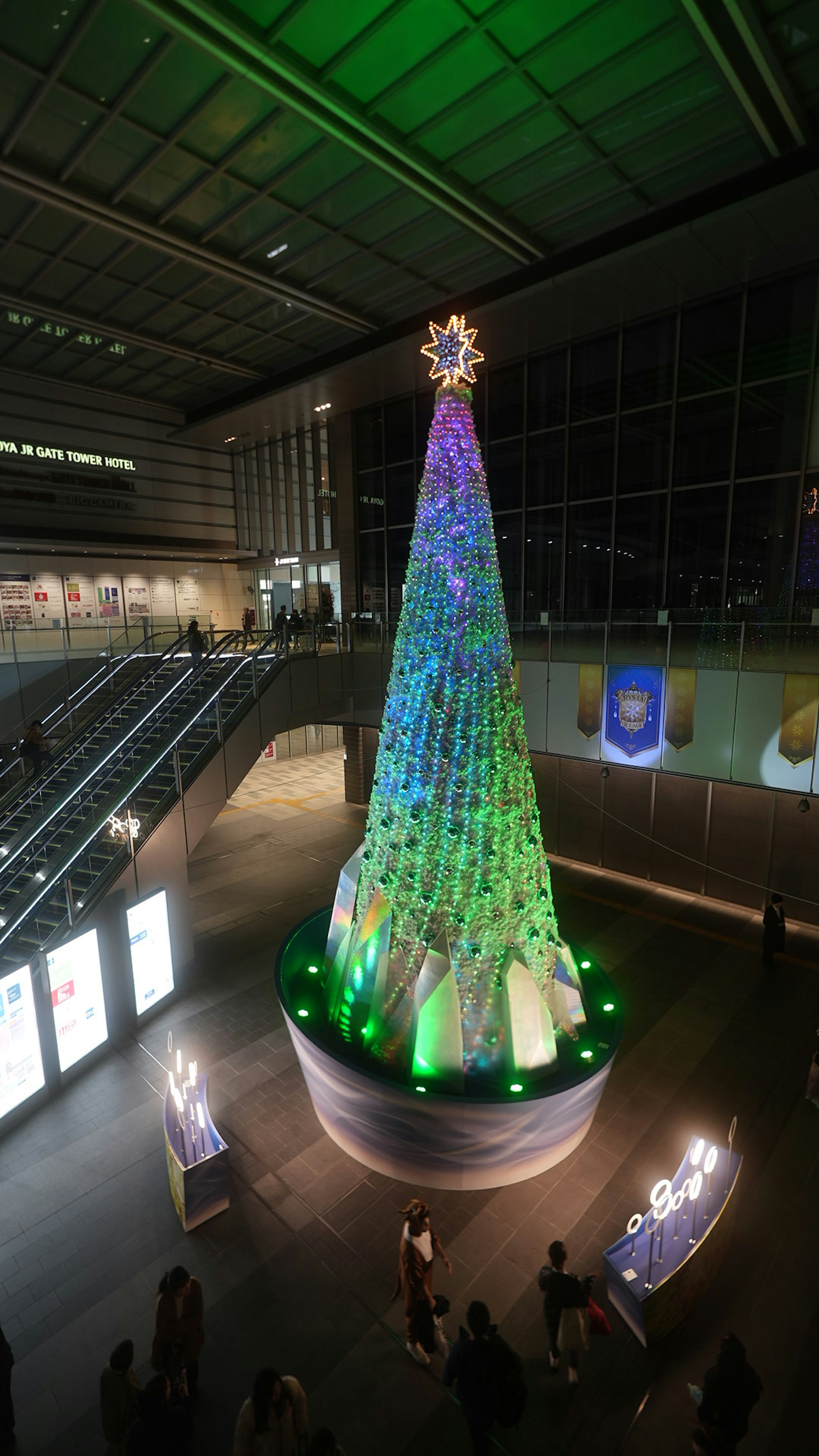 Pohon Natal yang diterangi dengan indah dipajang di plaza dalam ruangan