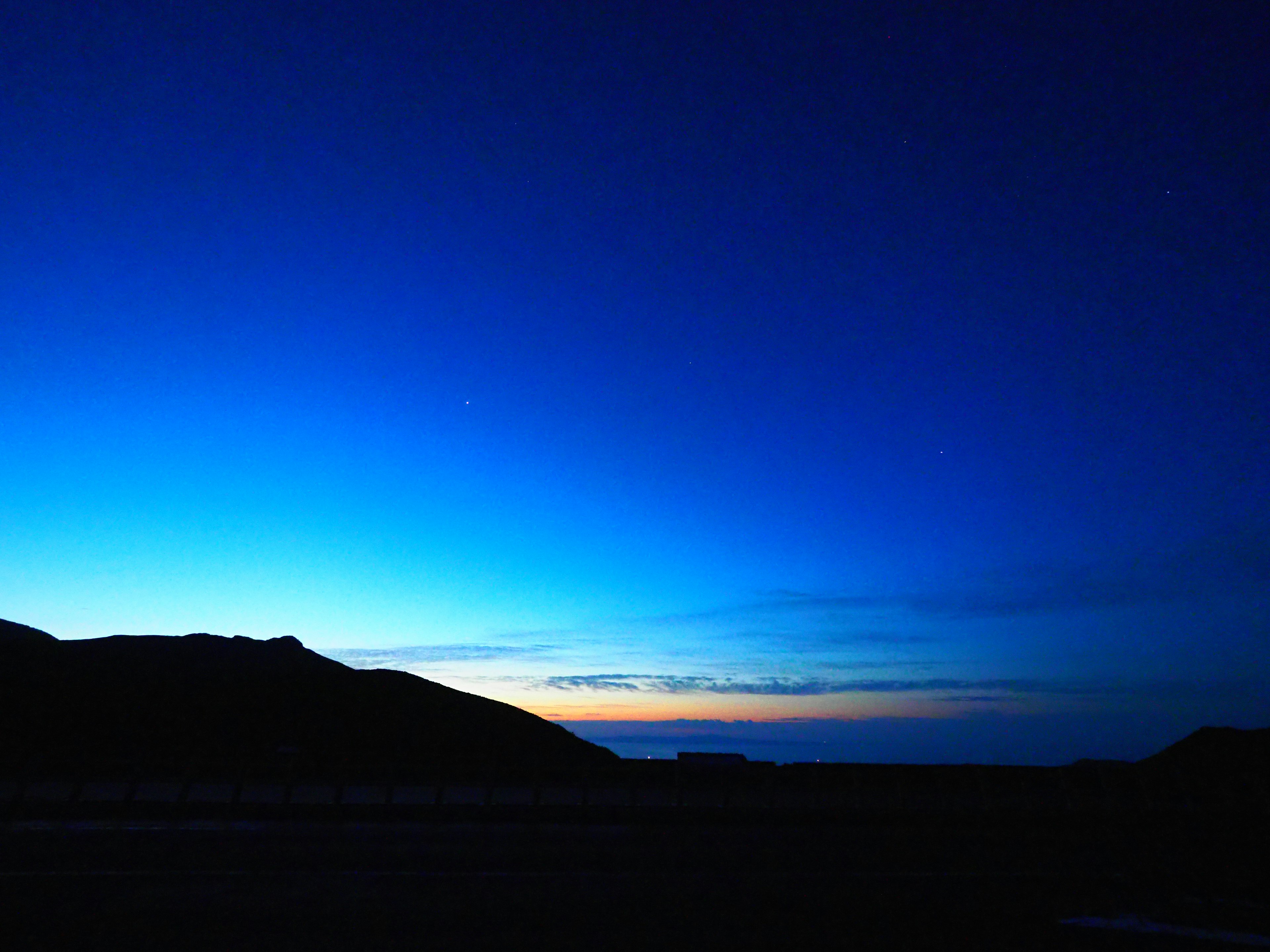 Pemandangan senja dengan langit biru dan cakrawala oranye