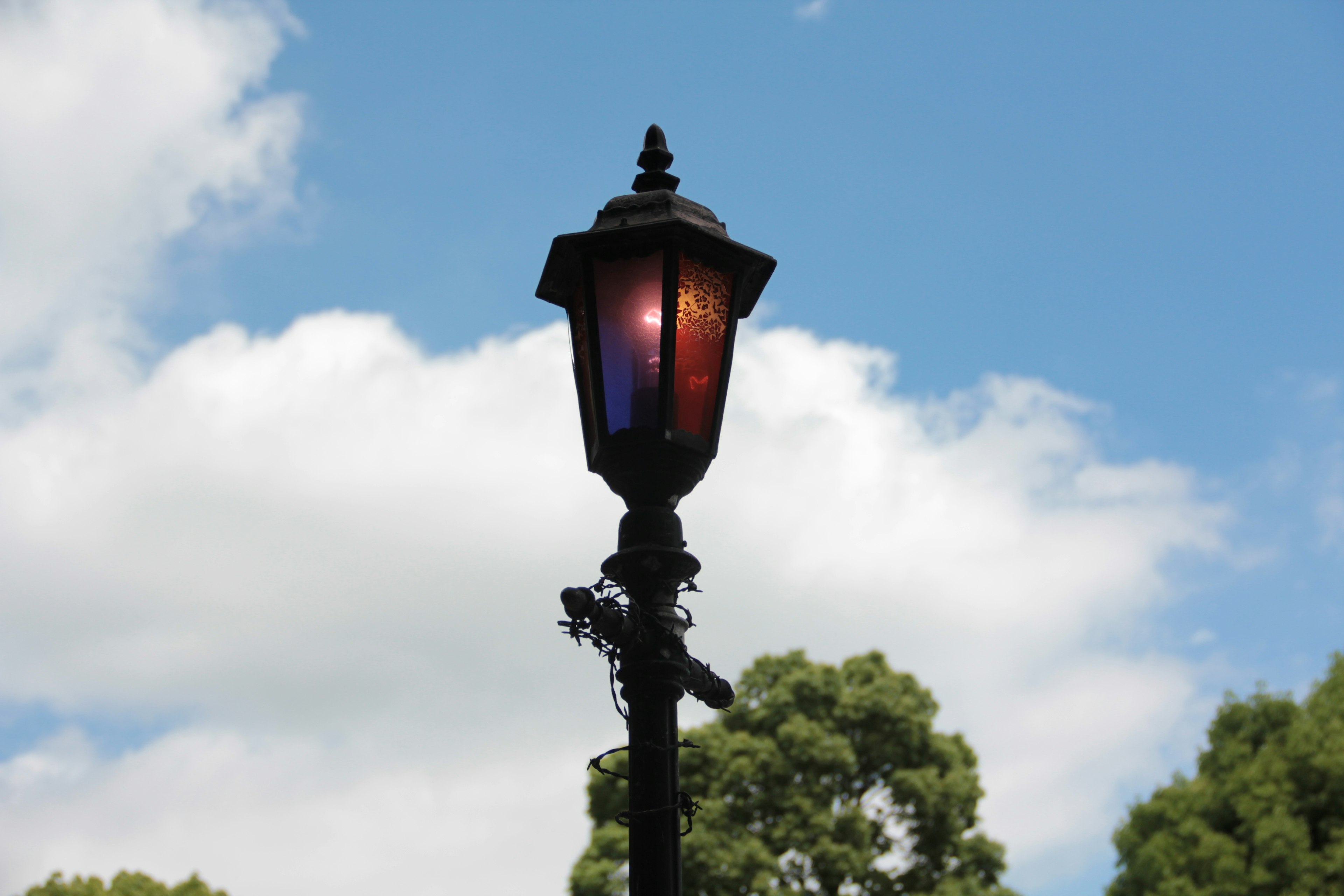 Hermosa farola bajo un cielo azul