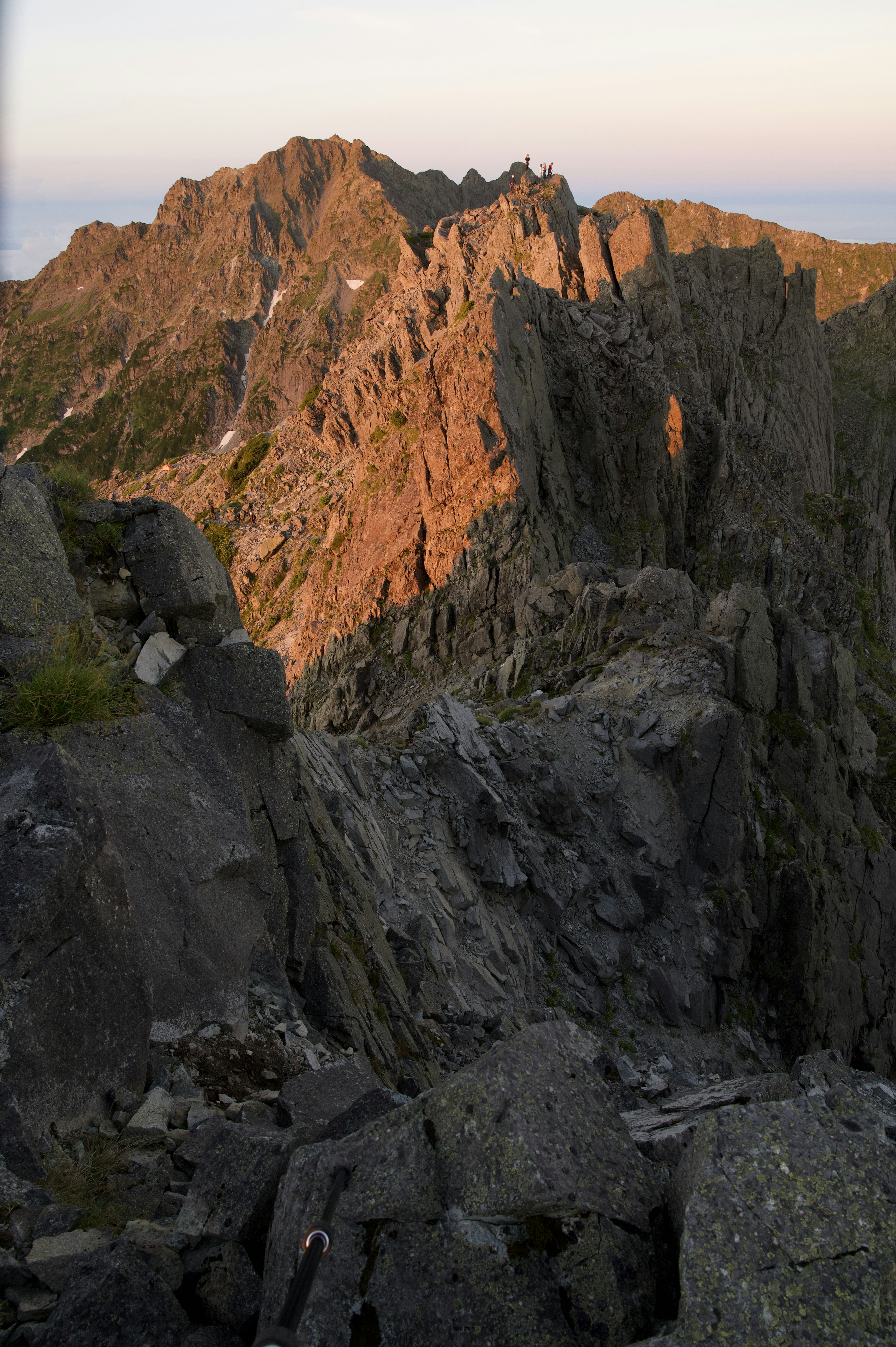 Paesaggio montano roccioso al tramonto con cime scoscese