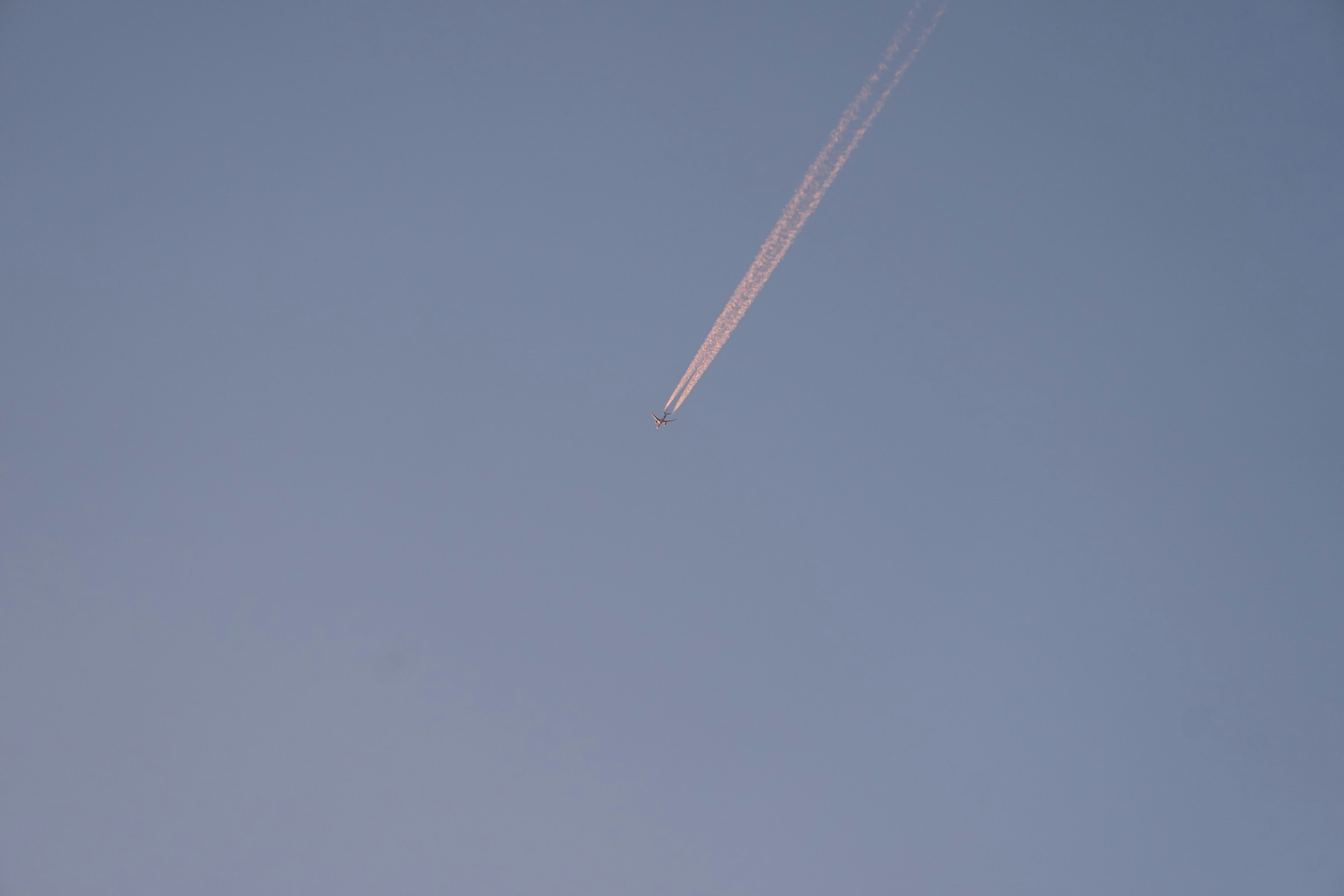 Traînée d'avion dans un ciel bleu clair