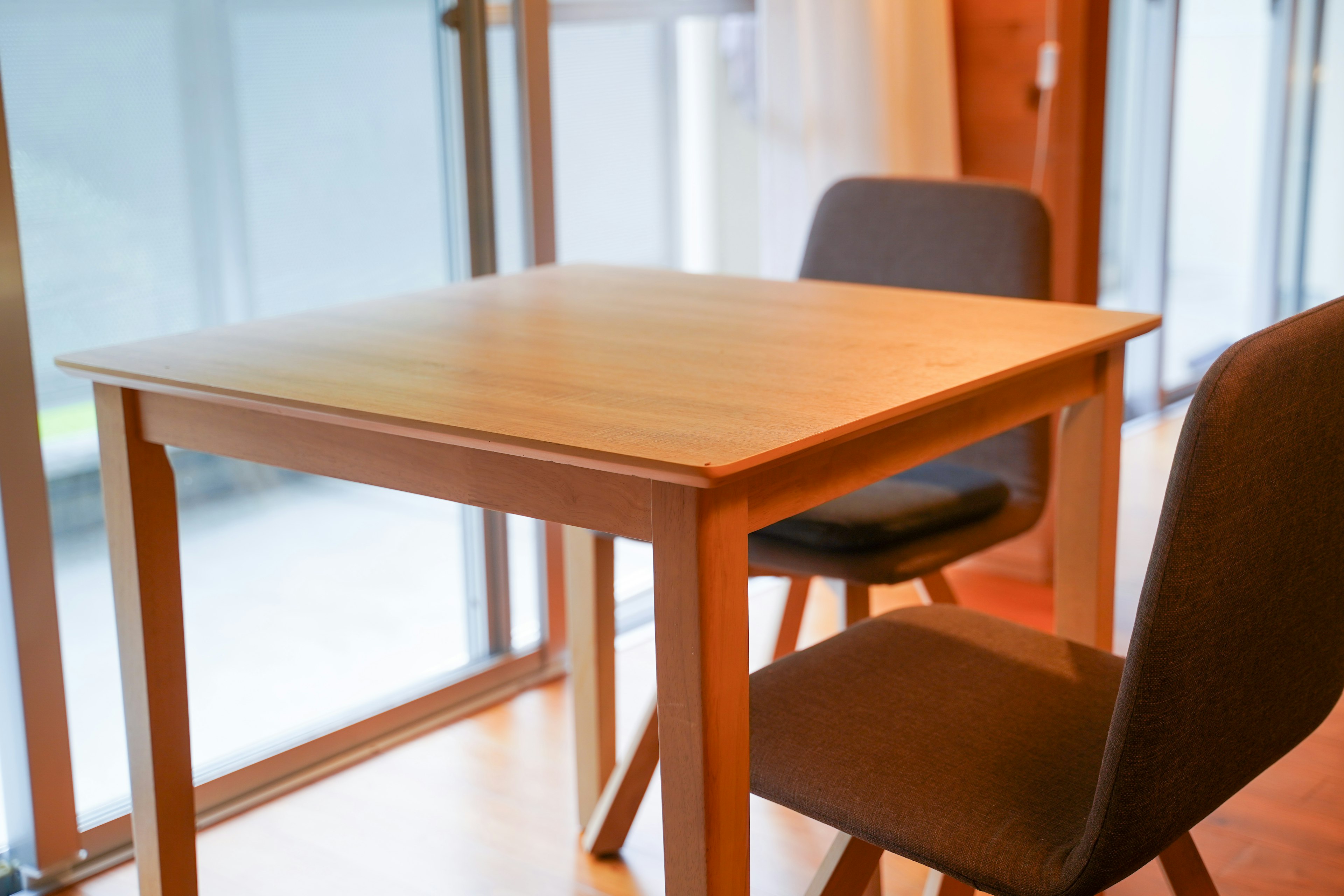 Interior brillante con una mesa de madera y dos sillas