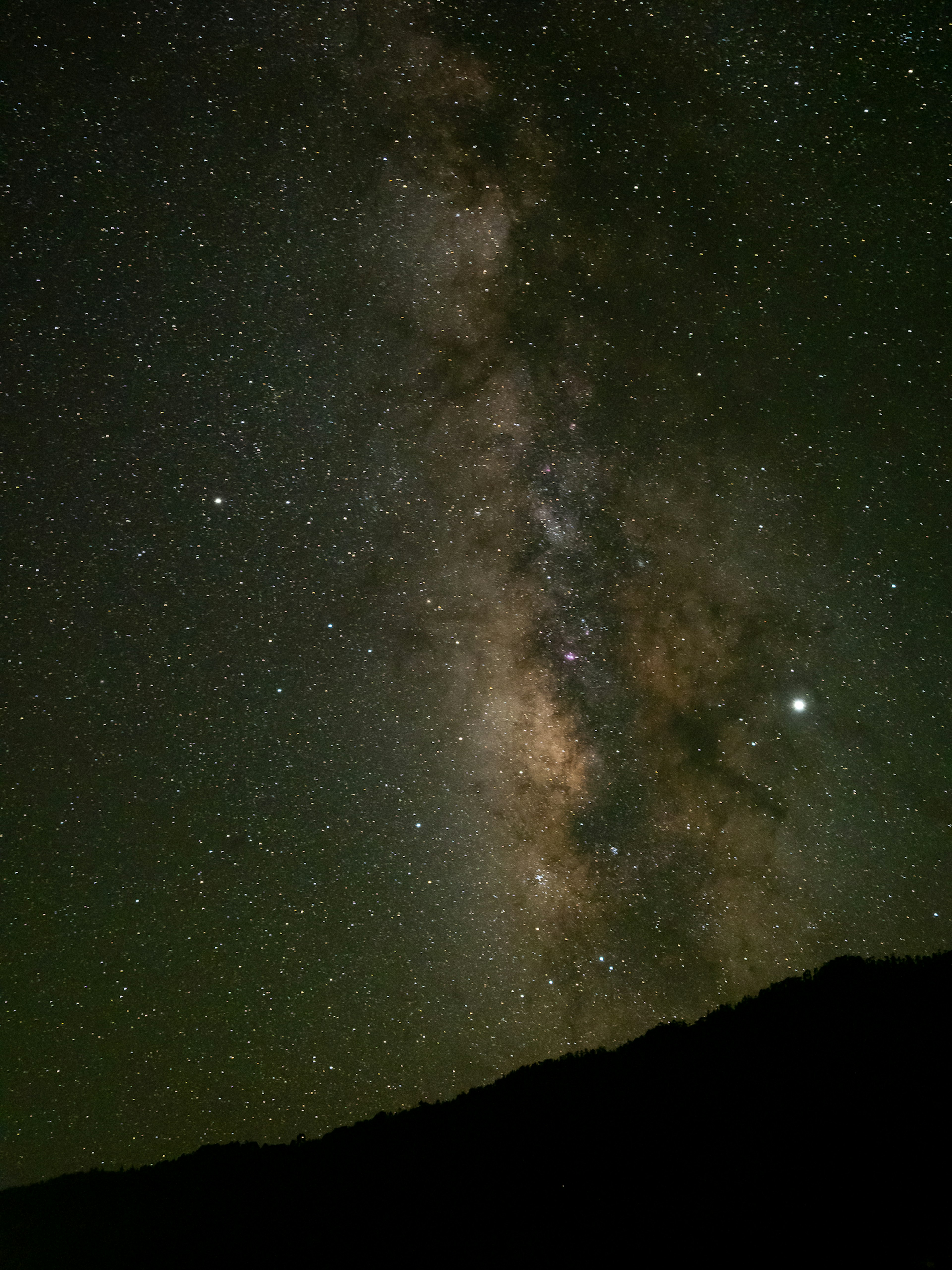 Vista mozzafiato della Via Lattea e delle stelle sotto un cielo notturno