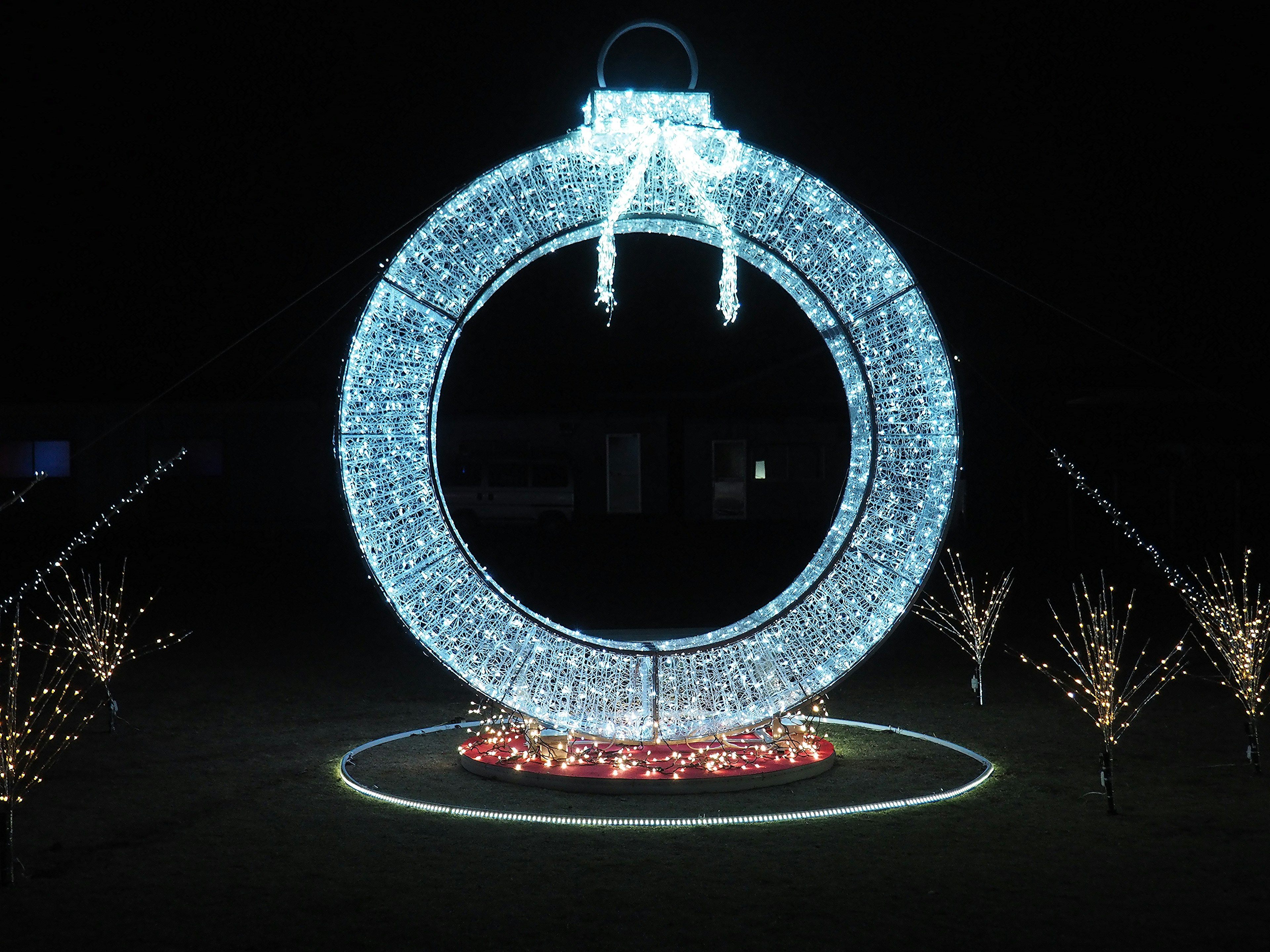 夜の中に輝く大きなクリスマスリースのイルミネーション