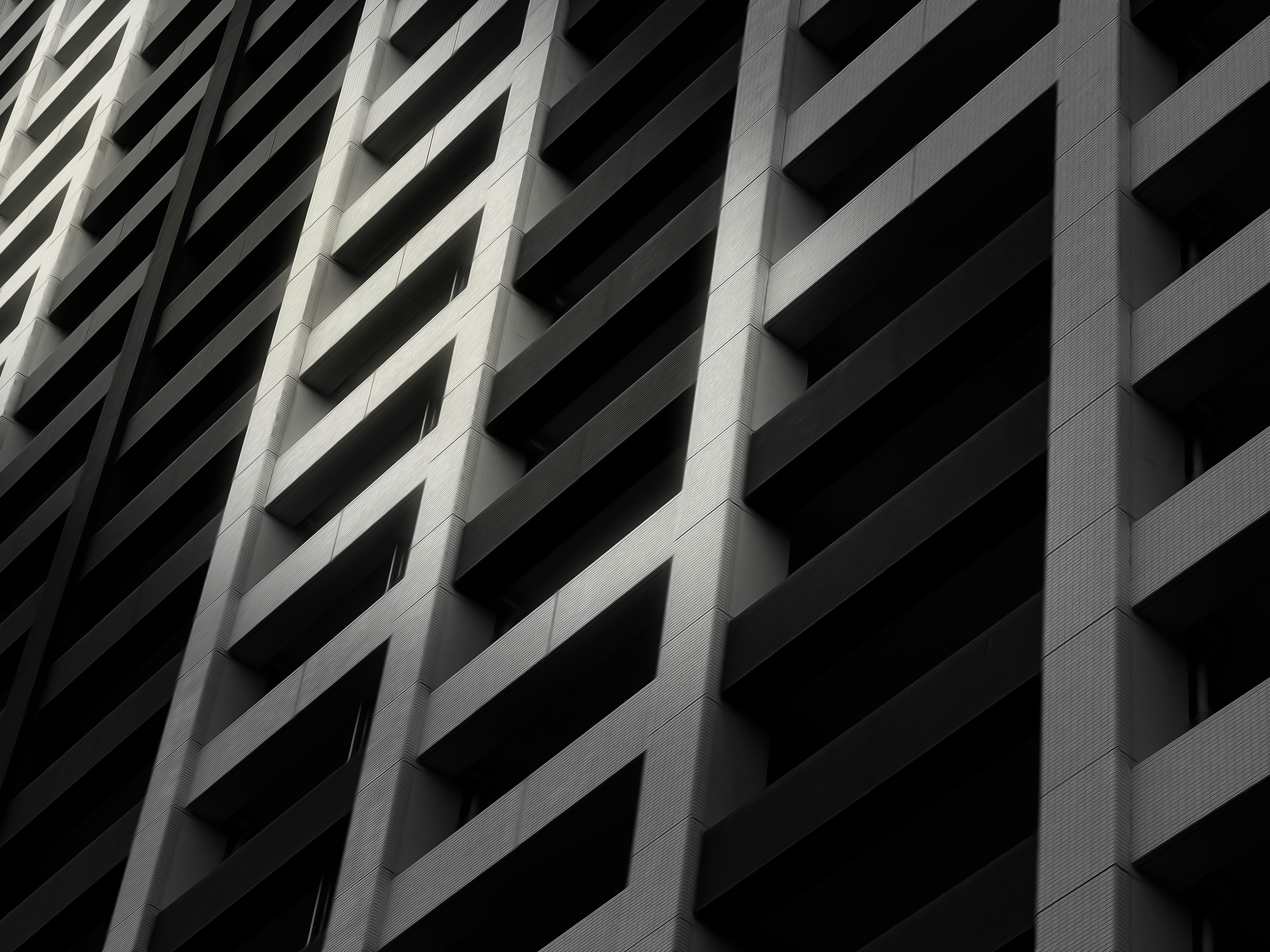 Motif de lignes et d'ombres sur une façade de bâtiment noir