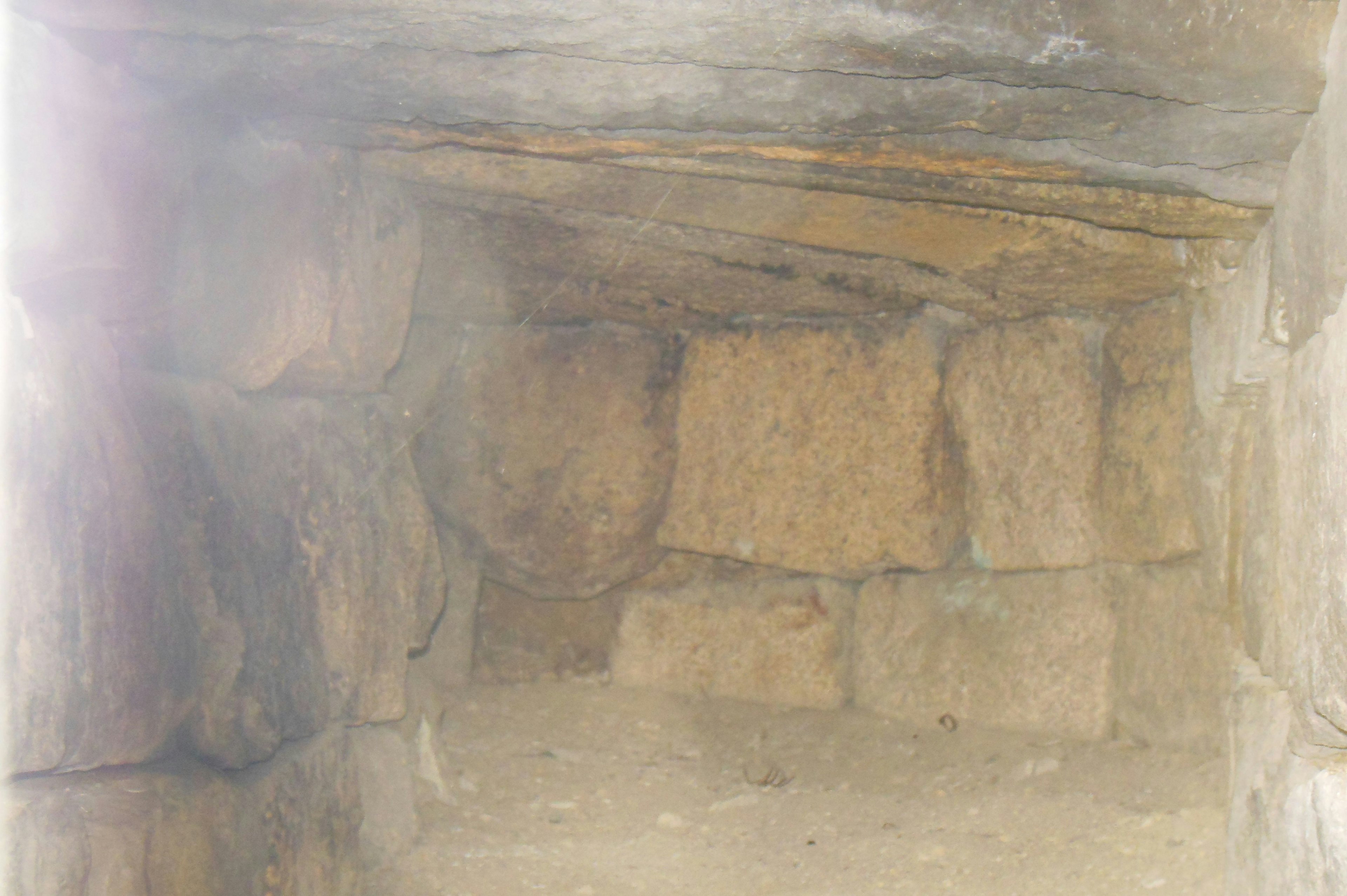 Vue intérieure d'une structure en pierre avec maçonnerie visible